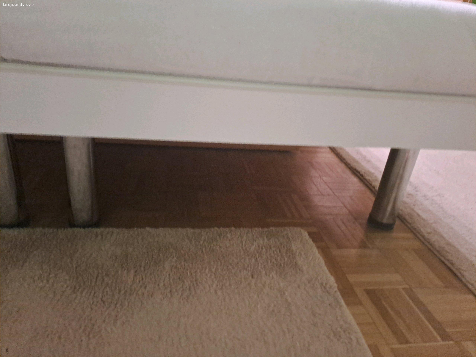 Daruji postel. Velikost 180x200 s matrací.  Nutný vlastní odvoz, rozebrání.