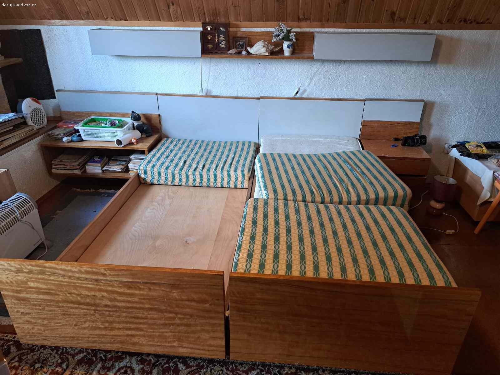 Daruji postele. Postele, boční poličky a horní polička se světlama. Myslím, že to je původně z hotelu Pupp.