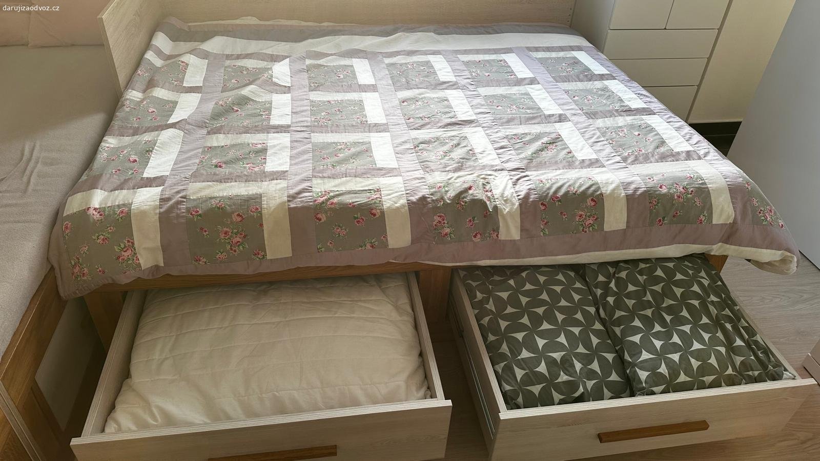 Daruji postel. Daruji 1 postel (viď obrázky - rozkládací a jedna nerozkládací jsou již rezervované). Postel má 2 uložné šuplíky.Postel je vyrobena jako kombinace masivu a MDF. Postel je 2 roky stará, používaná jenom občas pro hosty. Postel ma pevný dřevěný rošt. Pokud by byl zajem, je k dispozici i matrace. Taktez cca 2 roky stará, málo používaná.