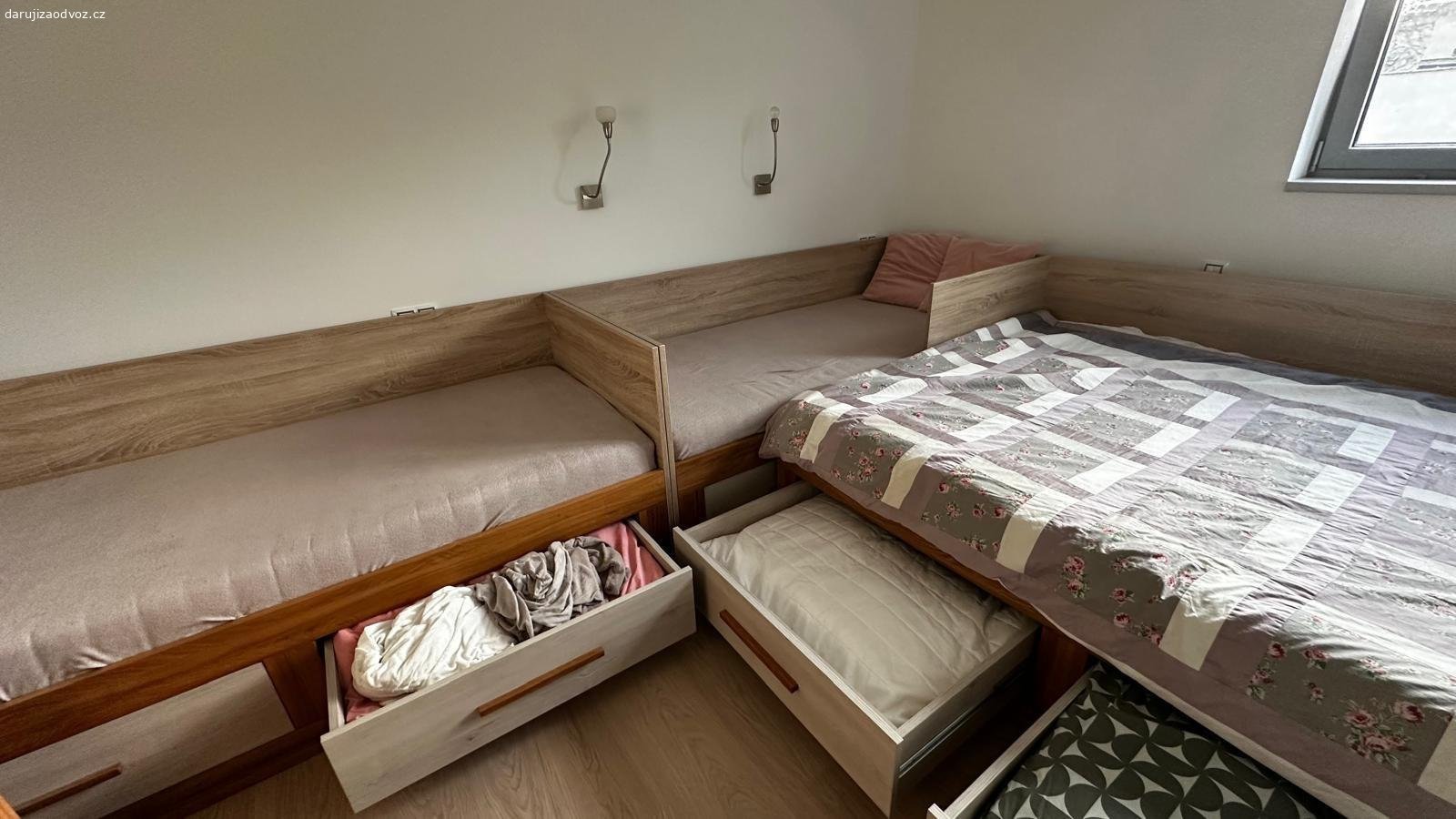 Daruji postel. Daruji 1 postel (viď obrázky - rozkládací a jedna nerozkládací jsou již rezervované). Postel má 2 uložné šuplíky.Postel je vyrobena jako kombinace masivu a MDF. Postel je 2 roky stará, používaná jenom občas pro hosty. Postel ma pevný dřevěný rošt. Pokud by byl zajem, je k dispozici i matrace. Taktez cca 2 roky stará, málo používaná.
