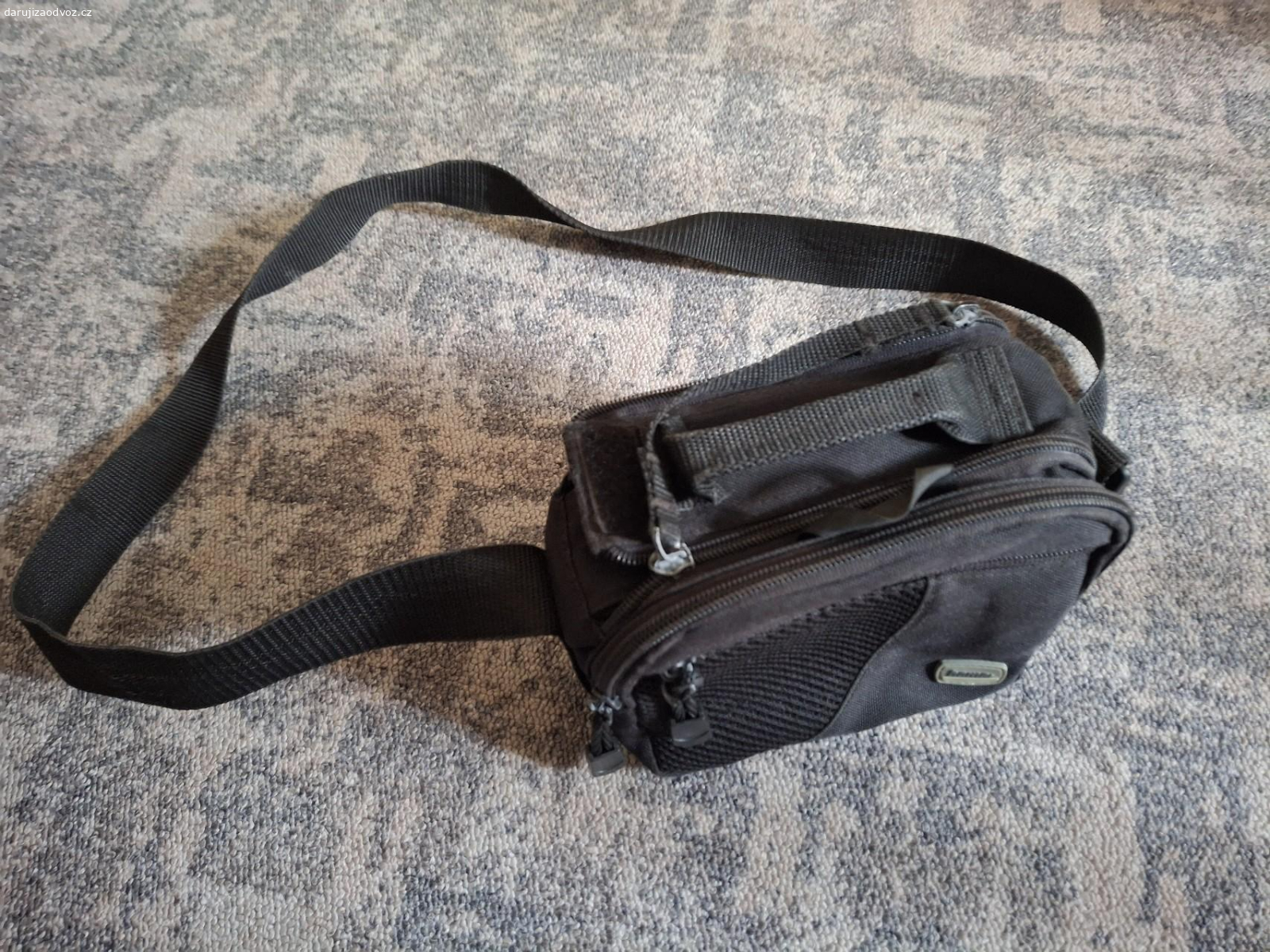 Daruji pouzdro na fotoaparát. Používaný celkem dost, ale ještě poslouží. Značka Hama