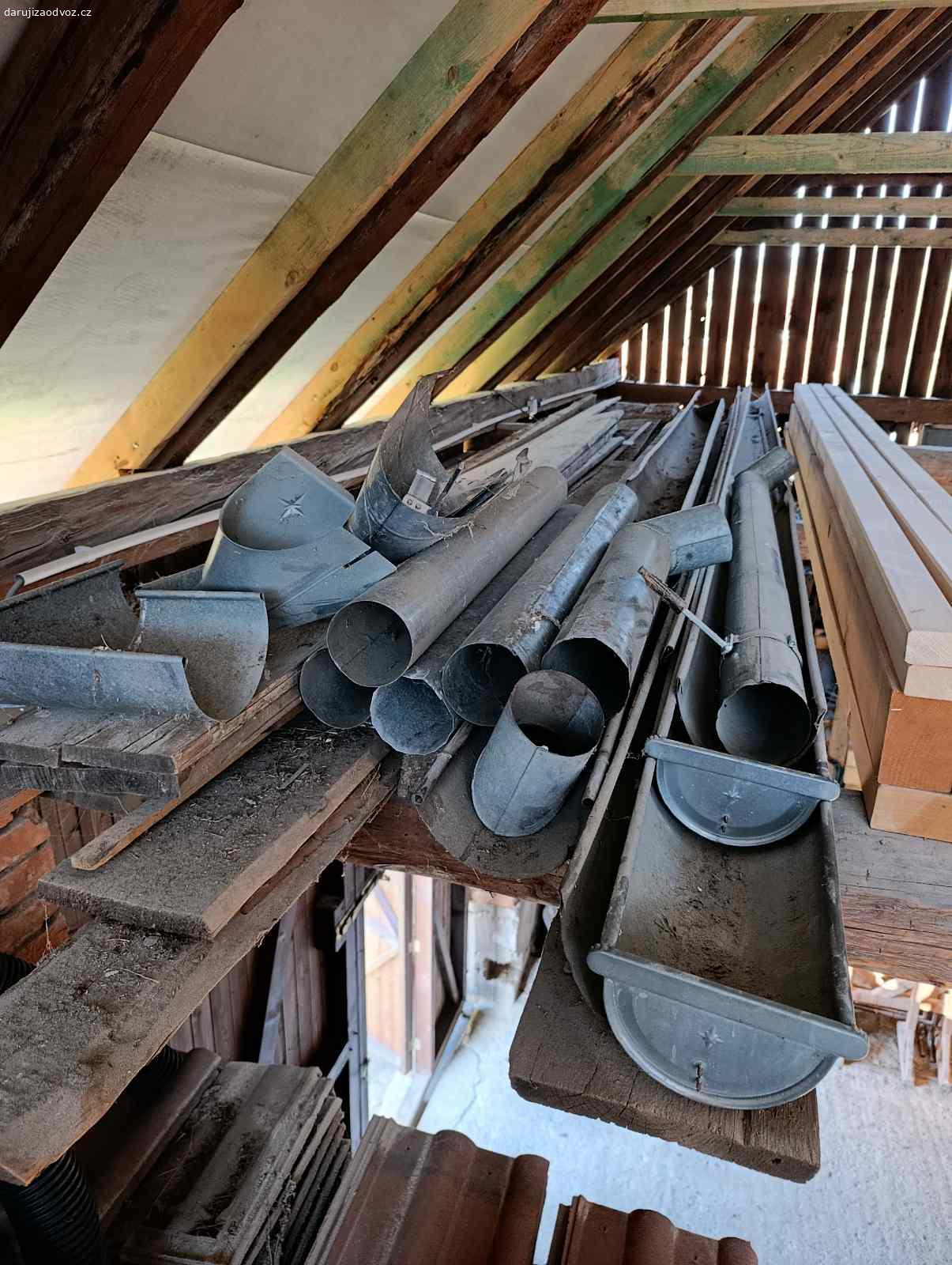 Daruji pozinkované žlaby a svody. Daruji za odvoz pozinkované žlaby, svody, kotlíky, výtok kolena, roh a koncovky.
