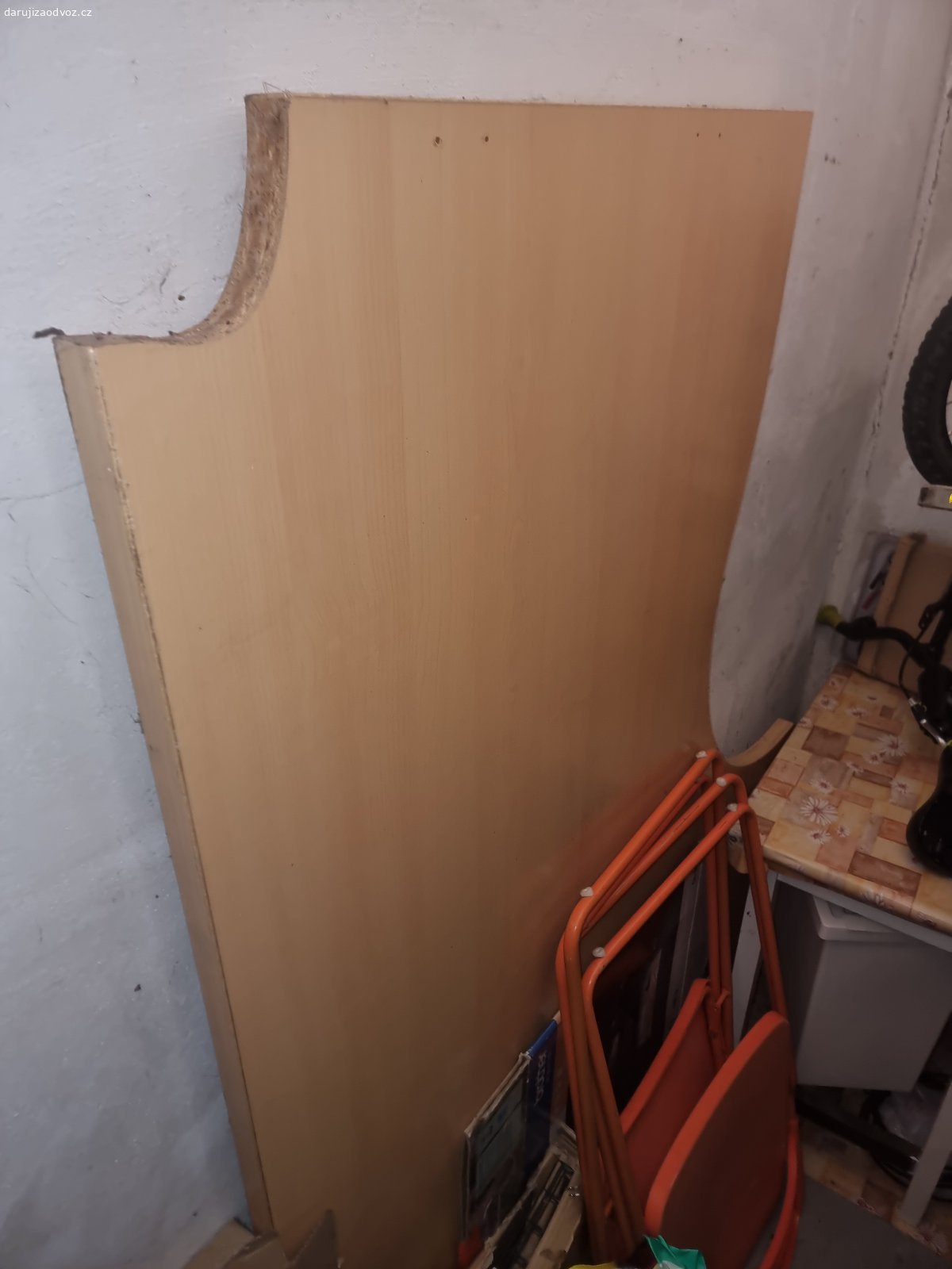Daruji pracovni desku. Daruji pracovni desku z drevotrisky z laminatem, velikost cca 160x120 cm a je wyrezene  misto na zidli a tam je cca 80 cm. Je to tezke