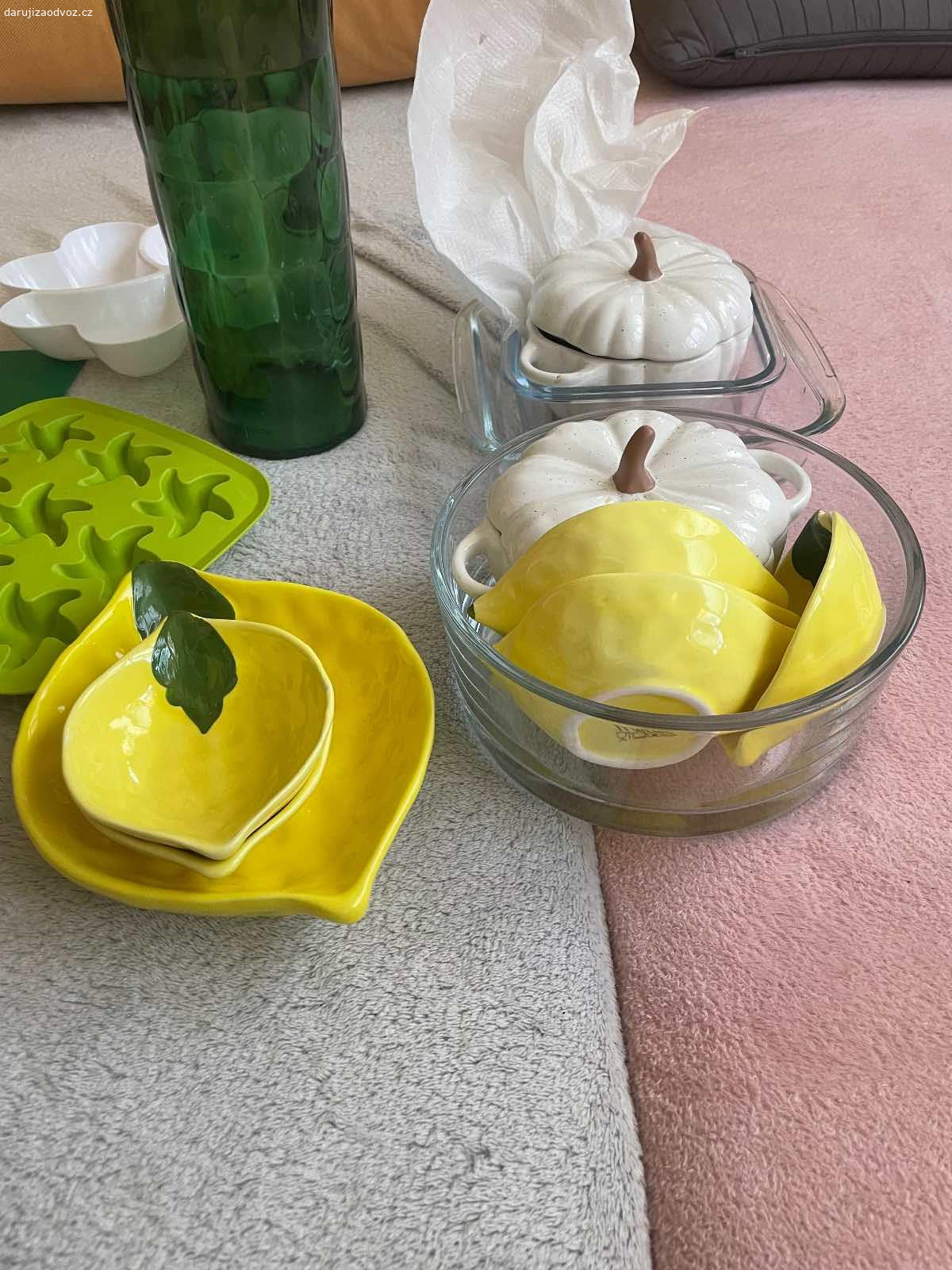 Daruji přebytky viz foto.. Daruji přebytky na fotkách. Perkynka, pár mističek atd proste vše co je na fotkách..Idealne jako celek.