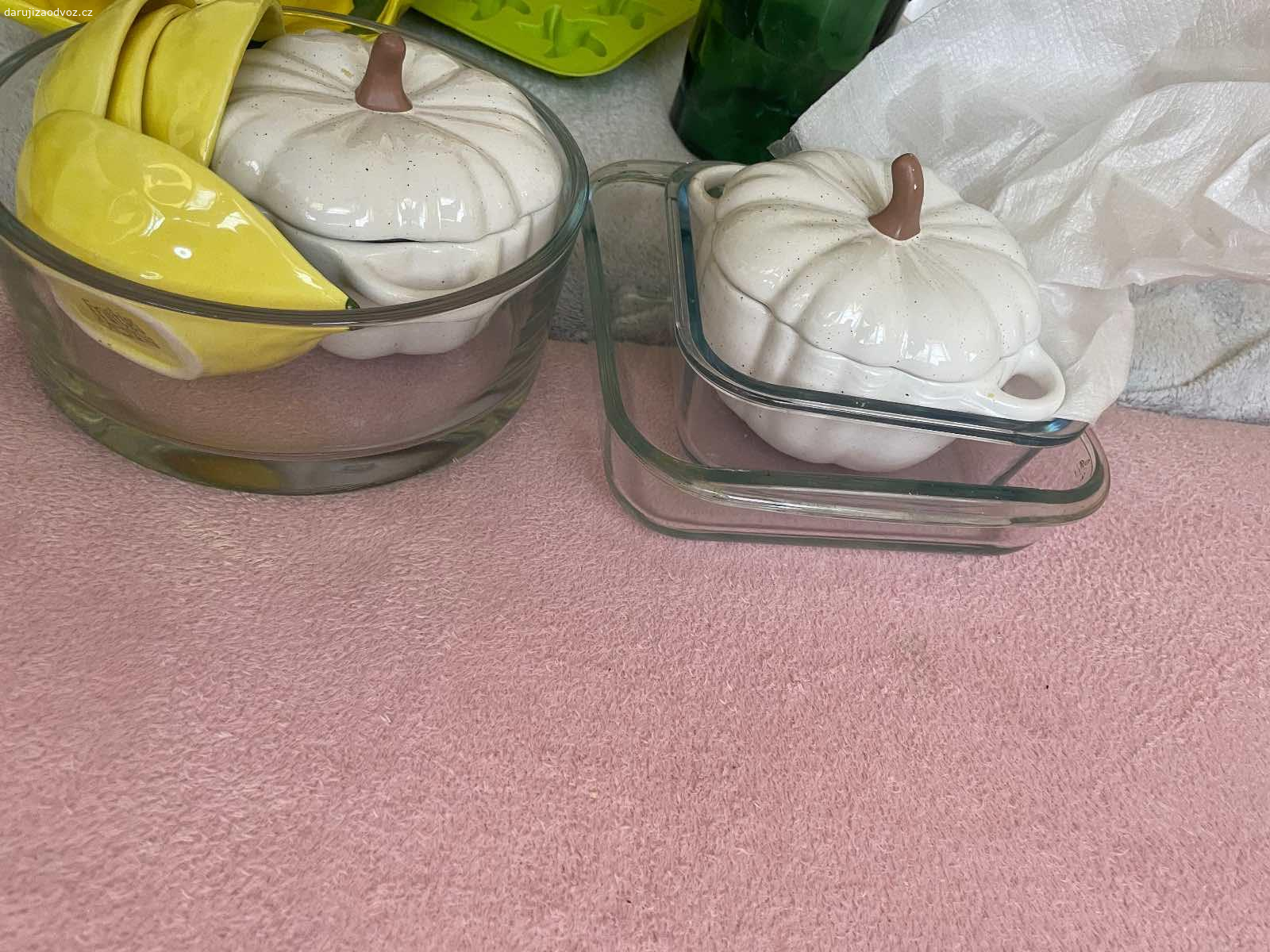 Daruji přebytky viz foto.. Daruji přebytky na fotkách. Perkynka, pár mističek atd proste vše co je na fotkách..Idealne jako celek.