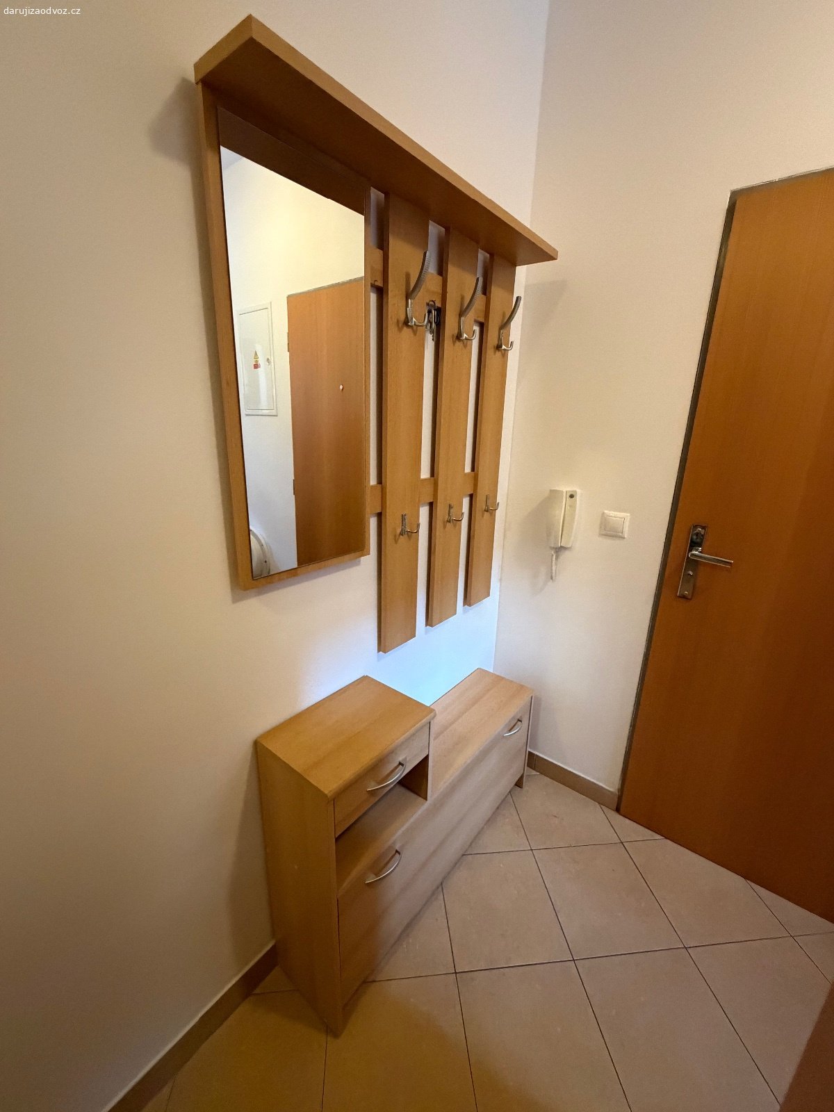 Daruji předsíňovou stěnu. Za odvoz z Prahy 5 daruji předsíňovou stěnu - vyklápěcí botník na 8-10 párů bot, věšák, zrcadlo, police.