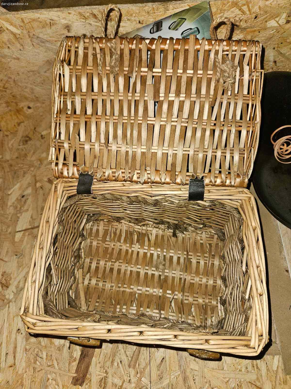 Daruji proutenou truhlicku. Viz foto, kdo drive odveze, toho bude. Dekuji za pochopeni. V pripade zajmu poslete email.

Rozmer cca 35x25x25 cm