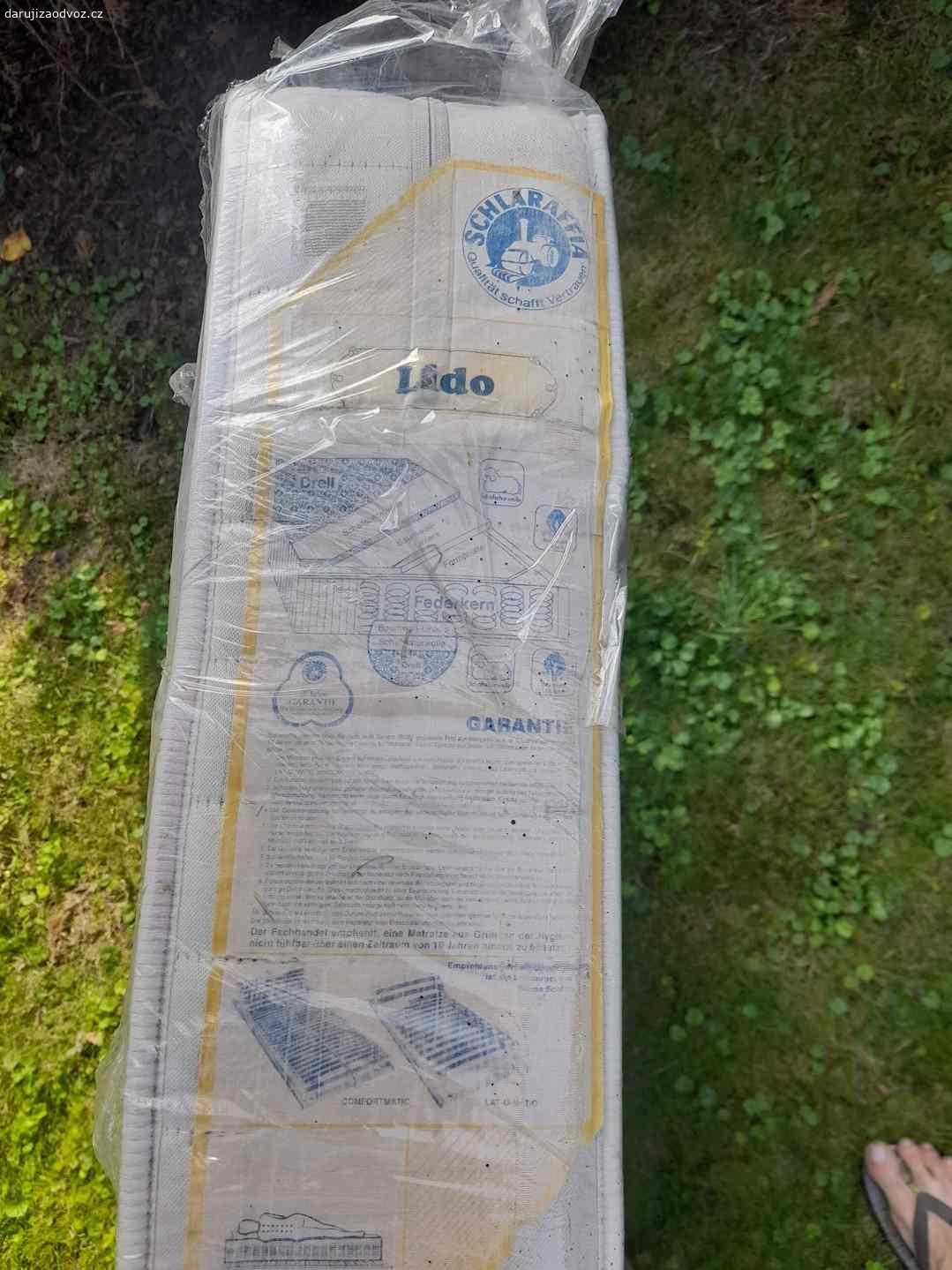 Daruji pružinovou matraci. Daruji za odvoz starší pružinovou matraci Lido, rozměry 192x90 cm, výška 15 cm. Delší dobu byla uložená v garáži, nutné vyprat potah a vyčistit, jinak je ale v pořádku a ještě dobře poslouží.