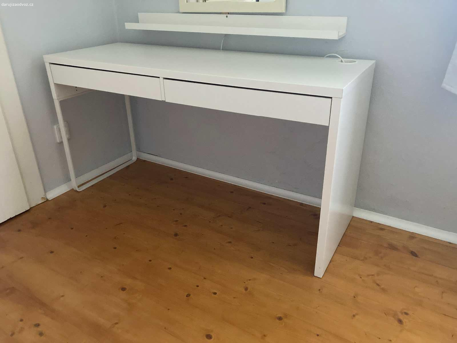 Daruji psací stůl IKEA MICKE. Daruji za odvoz psací stůl IKEA MICKE bílý 
Rozměr š. x h. x v. 142x50x75 cm
Na desku stolu se bohužel něco vylilo viz foto. Jinak plně funkční.