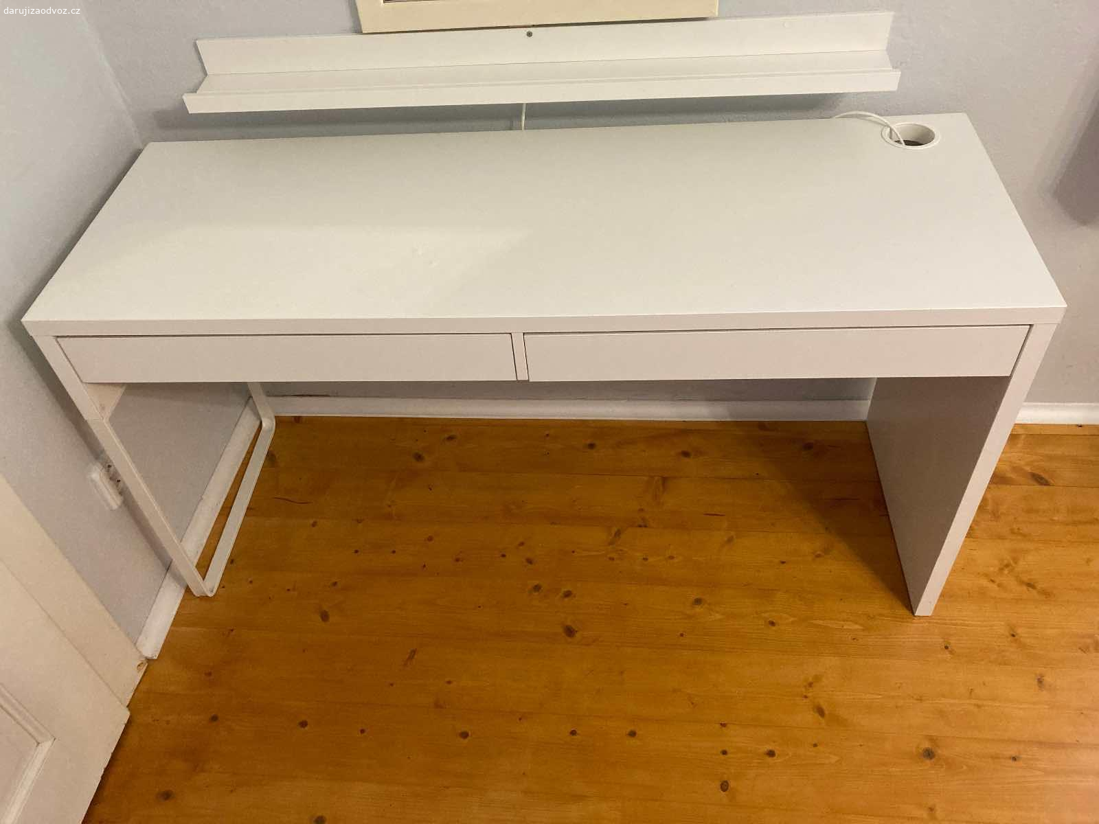 Daruji psací stůl IKEA MICKE. Daruji za odvoz psací stůl IKEA MICKE bílý 
Rozměr š. x h. x v. 142x50x75 cm
Na desku stolu se bohužel něco vylilo viz foto. Jinak plně funkční.