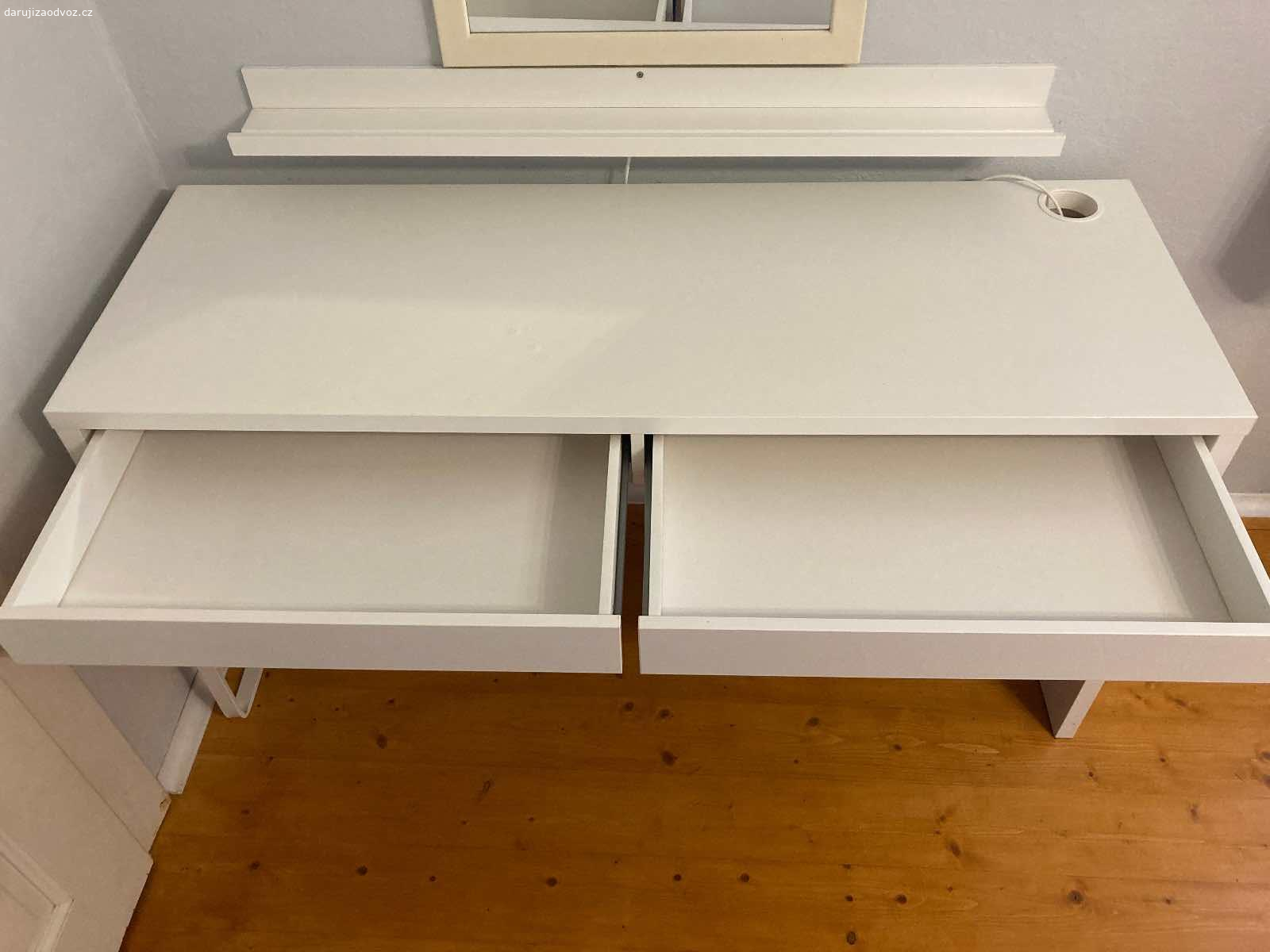 Daruji psací stůl IKEA MICKE. Daruji za odvoz psací stůl IKEA MICKE bílý 
Rozměr š. x h. x v. 142x50x75 cm
Na desku stolu se bohužel něco vylilo viz foto. Jinak plně funkční.