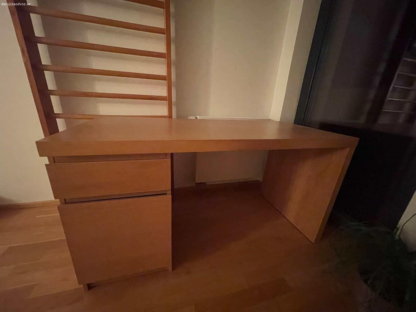 Daruji psací stůl IKEA s šuplíkem a skříňkou. Malý flek uvnitř šuplíku a rýha na bohu stolu- půjde rozleštit.