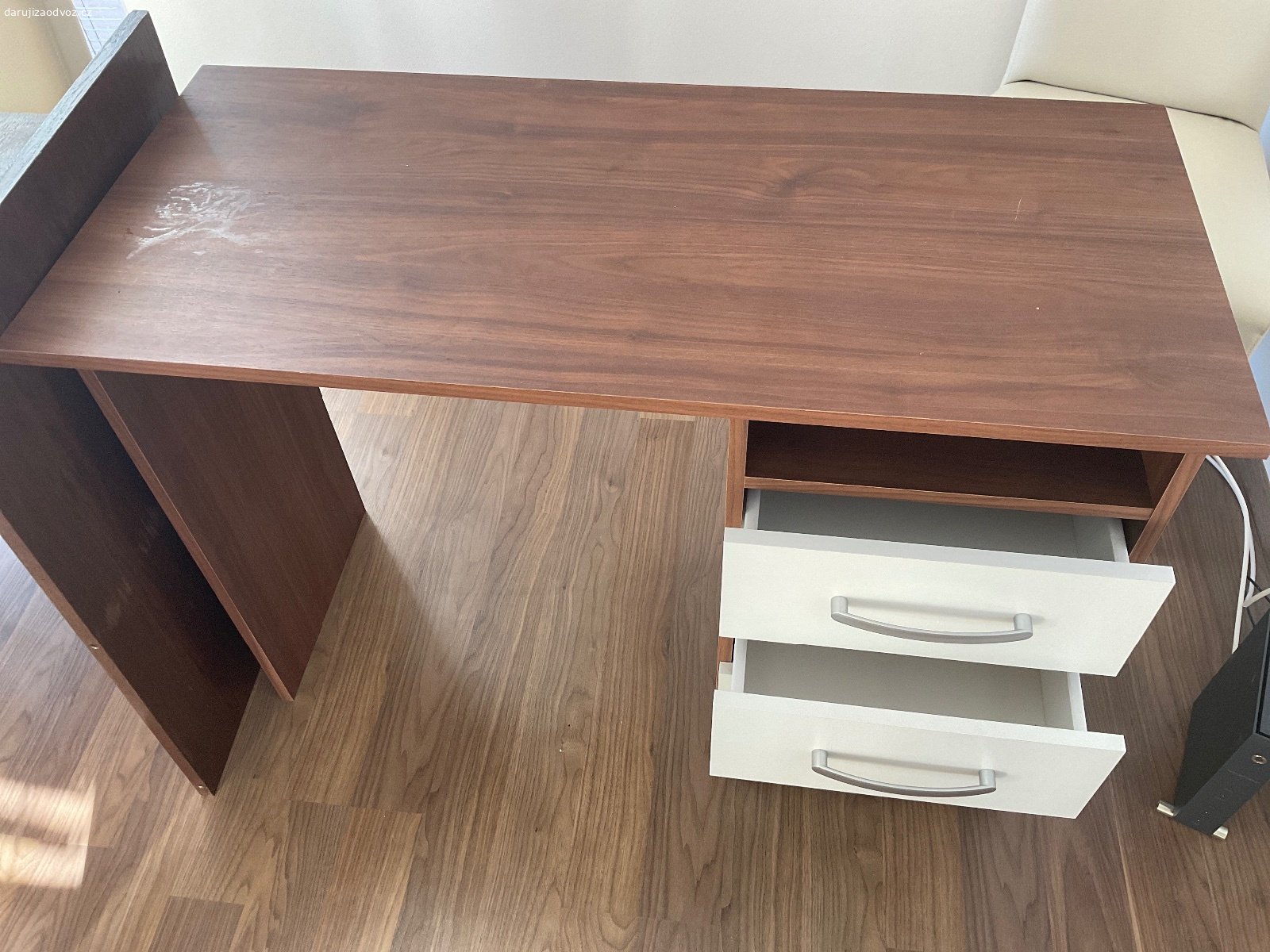 Daruji PSACÍ STŮL tmavě hnědé lamino, jako nový. Daruji prakticky nový psací stůl např. do dětského pokoje.

Velikost 100x45 cm , 75 cm je výška.

Lamino buk, hnědý, krásný, 3 šuplíky, odvoz vašim autem. Praha Pitkovice
flek na stole je jen od sirupu, lze otřít...