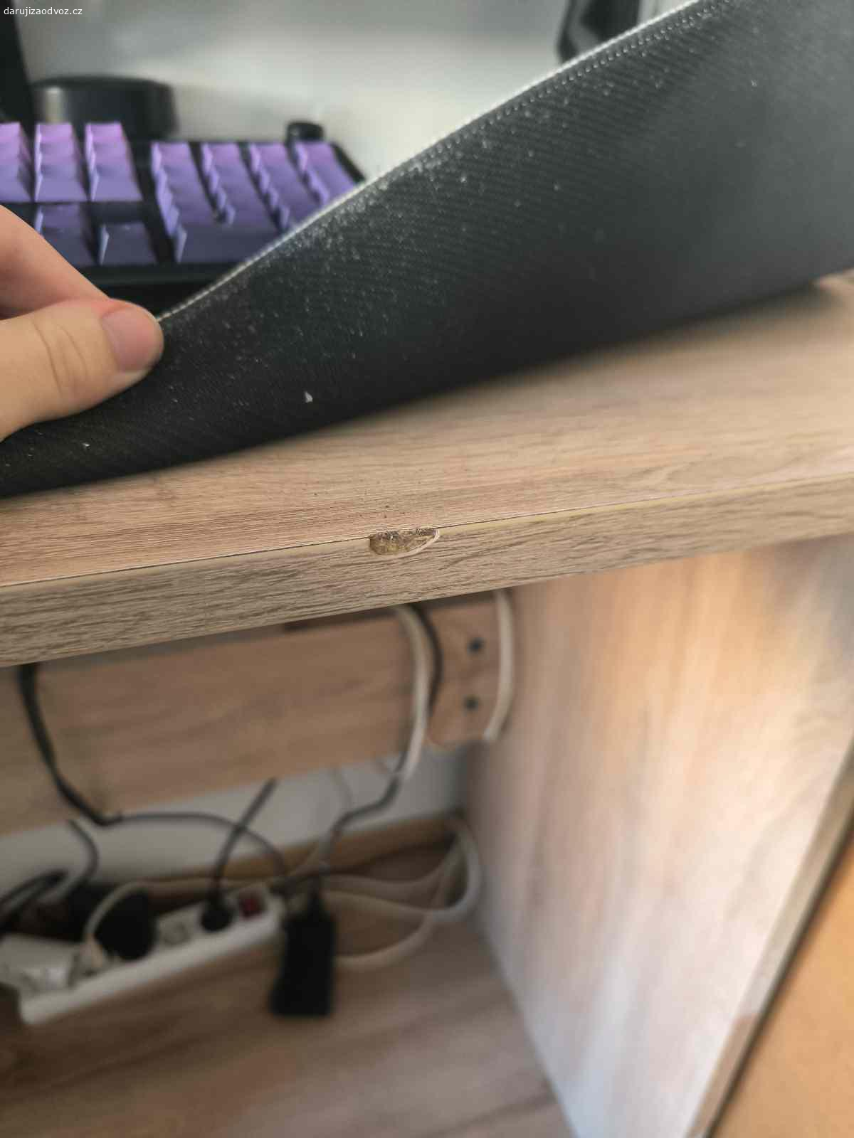 Daruji psací stůl za odvoz. Nechám tento stůl za odvoz. Sloužil moc dobře, ovšem pořizujeme nový nábytek.
Stůl je velmi bytelný a poměrně těžký. Má pár kosmetických vad nejvýraznější jsou oloupané přední hrany (lze vidět na obrázku).
Rozměry:
Šířka-110cm
Hloubka-50cm
Výška-75cm
Klidně mohu zaslat jakékoliv detaily, co Vás zajímají