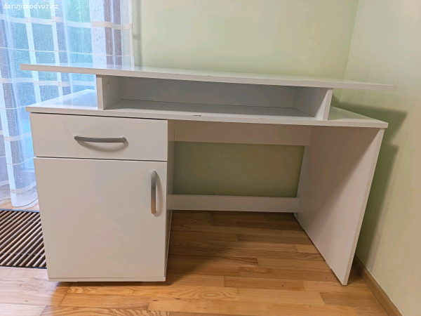 Darují psací stůl za odvoz.