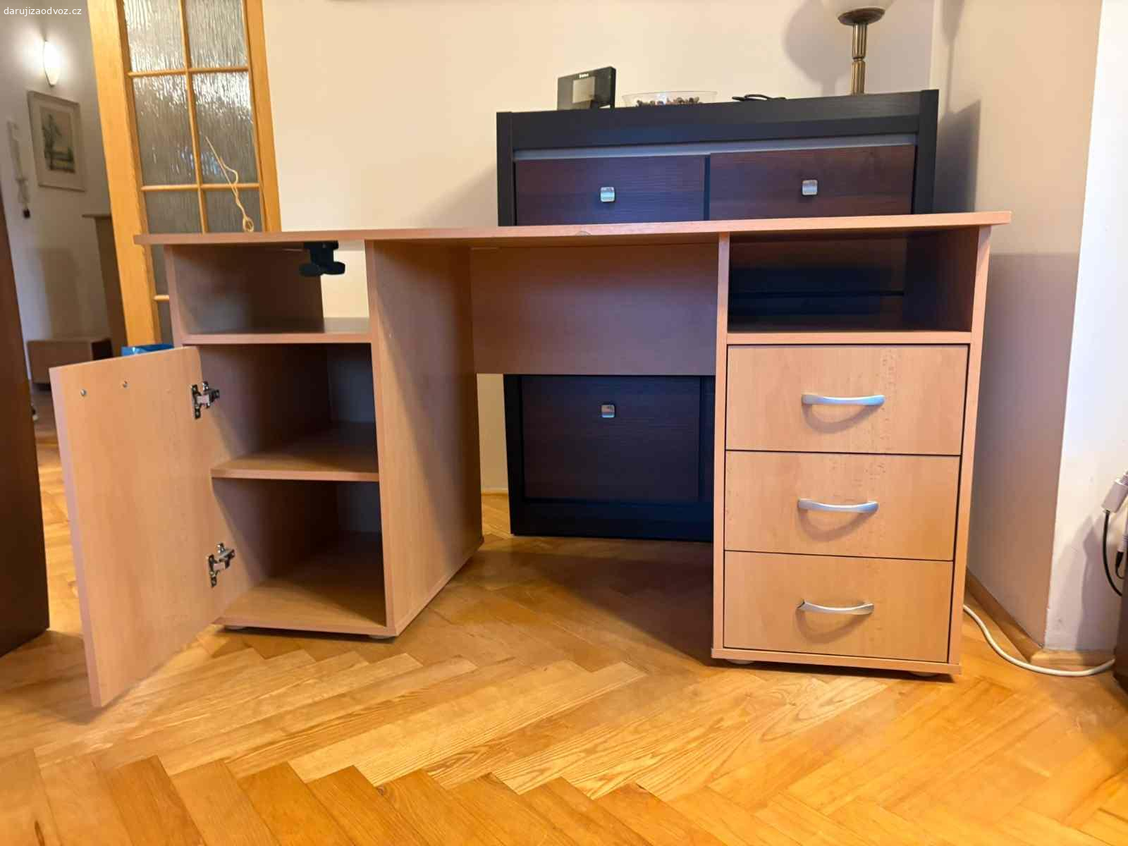 Daruji psací stůl. Daruji pracovní stůl, dekor buk, rozměry  desky 138 x 88, výška 75 cm. Na desce malý nepostřehnutelný kaz-  viz foto. Spěchá.