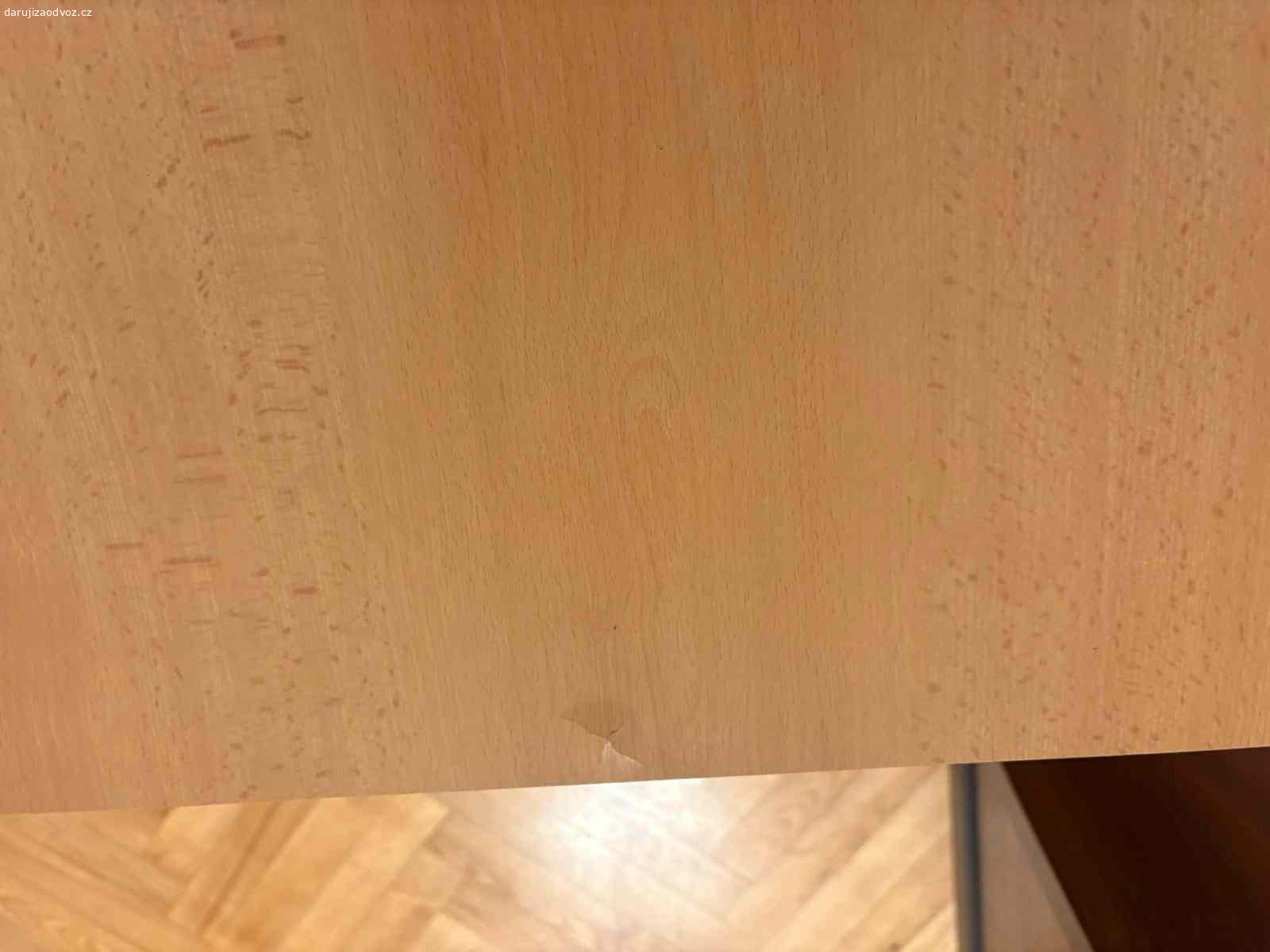 Daruji psací stůl. Daruji pracovní stůl, dekor buk, rozměry  desky 138 x 88, výška 75 cm. Na desce malý nepostřehnutelný kaz-  viz foto. Spěchá.