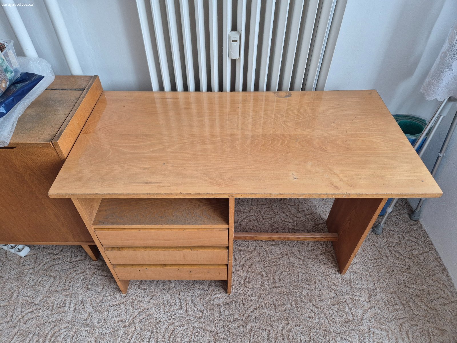 Daruji PSACÍ STŮL. Psací stůl o rozměrech 110 x 55 cm v zachovalém stavu.