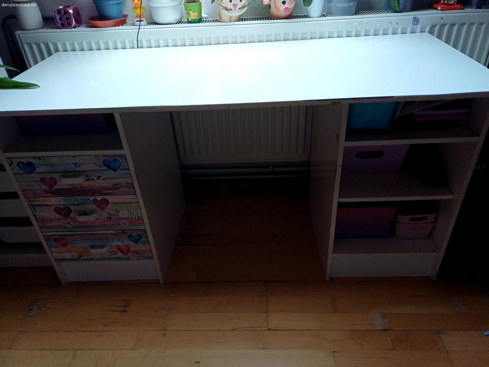 Daruji psací stůl. Daruji použitý psací stůl.  Má 3 zásuvky a 3 police.
140×59cm výška 72,5 cm
Nese známky opotřebení, hodí se spíš už jen do dílny.