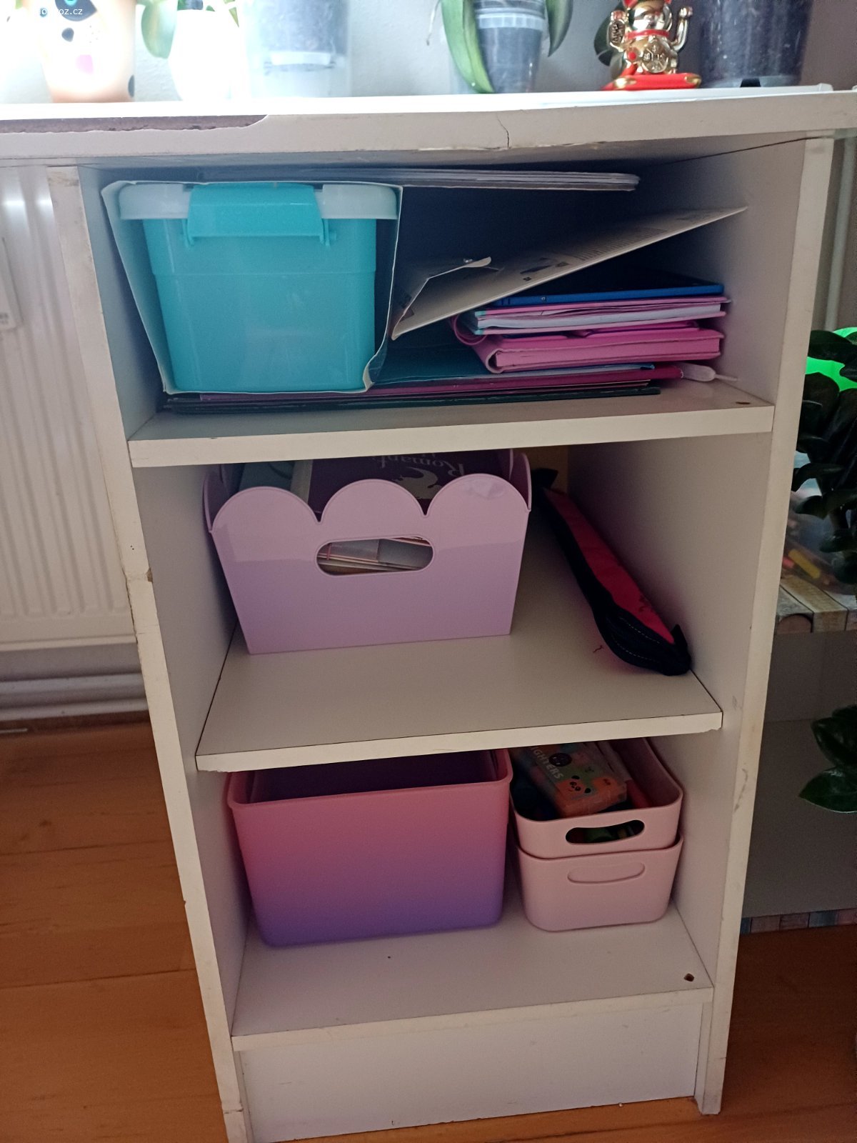 Daruji psací stůl. Daruji použitý psací stůl.  Má 3 zásuvky a 3 police.
140×59cm výška 72,5 cm
Nese známky opotřebení, hodí se spíš už jen do dílny.