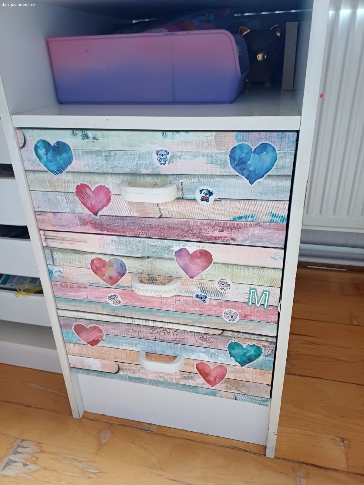 Daruji psací stůl. Daruji použitý psací stůl.  Má 3 zásuvky a 3 police.
140×59cm výška 72,5 cm
Nese známky opotřebení, hodí se spíš už jen do dílny.