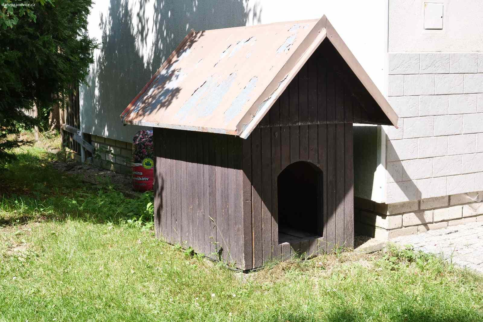 Daruji psí boudu. Daruji starší psí boudu. Je dvojitě opláštěná, rozebíratelná. Velikost boudy je 75 x 100 cm, vstupní otvor 30 x 40 cm.