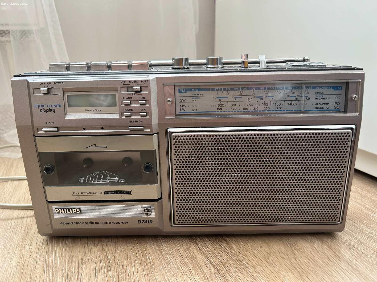 Daruji rádio magnetofon Philips D7419. Rádio je ve velmi dobrém stavu, hraje hezky, magnetofon nezamotává pásky. Mohu předat v Dolních Břežanech nebo v Praze Karlíně