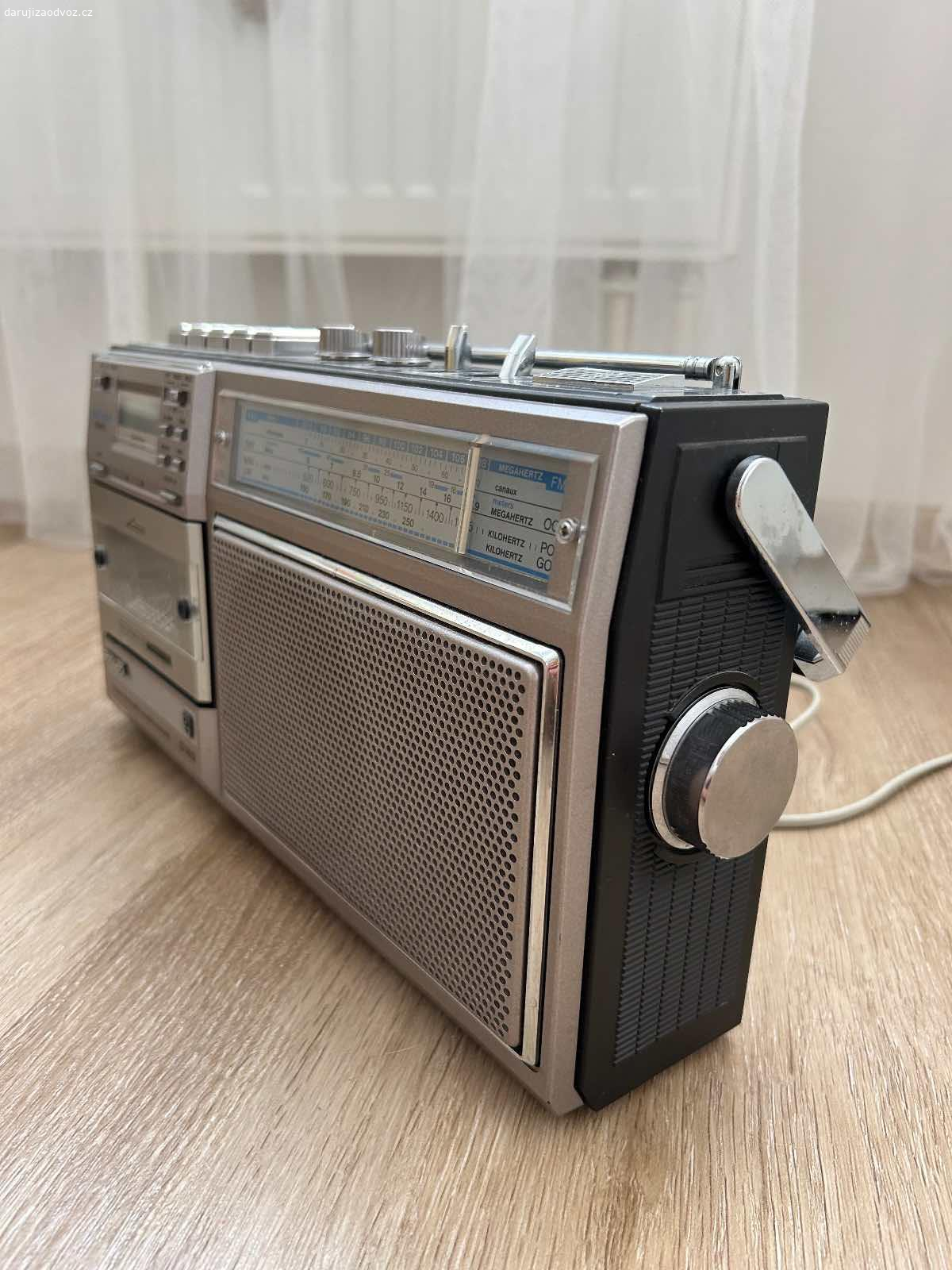 Daruji rádio magnetofon Philips D7419. Rádio je ve velmi dobrém stavu, hraje hezky, magnetofon nezamotává pásky. Mohu předat v Dolních Břežanech nebo v Praze Karlíně