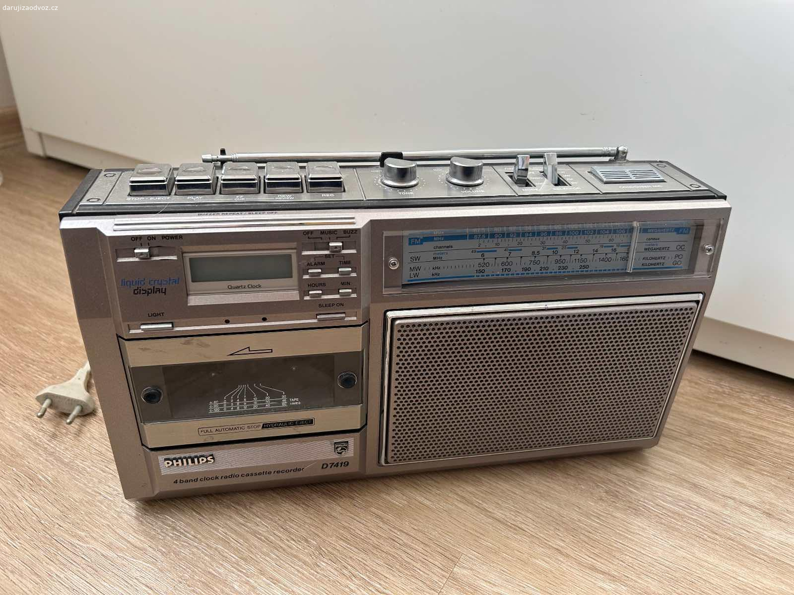 Daruji rádio magnetofon Philips D7419. Rádio je ve velmi dobrém stavu, hraje hezky, magnetofon nezamotává pásky. Mohu předat v Dolních Břežanech nebo v Praze Karlíně