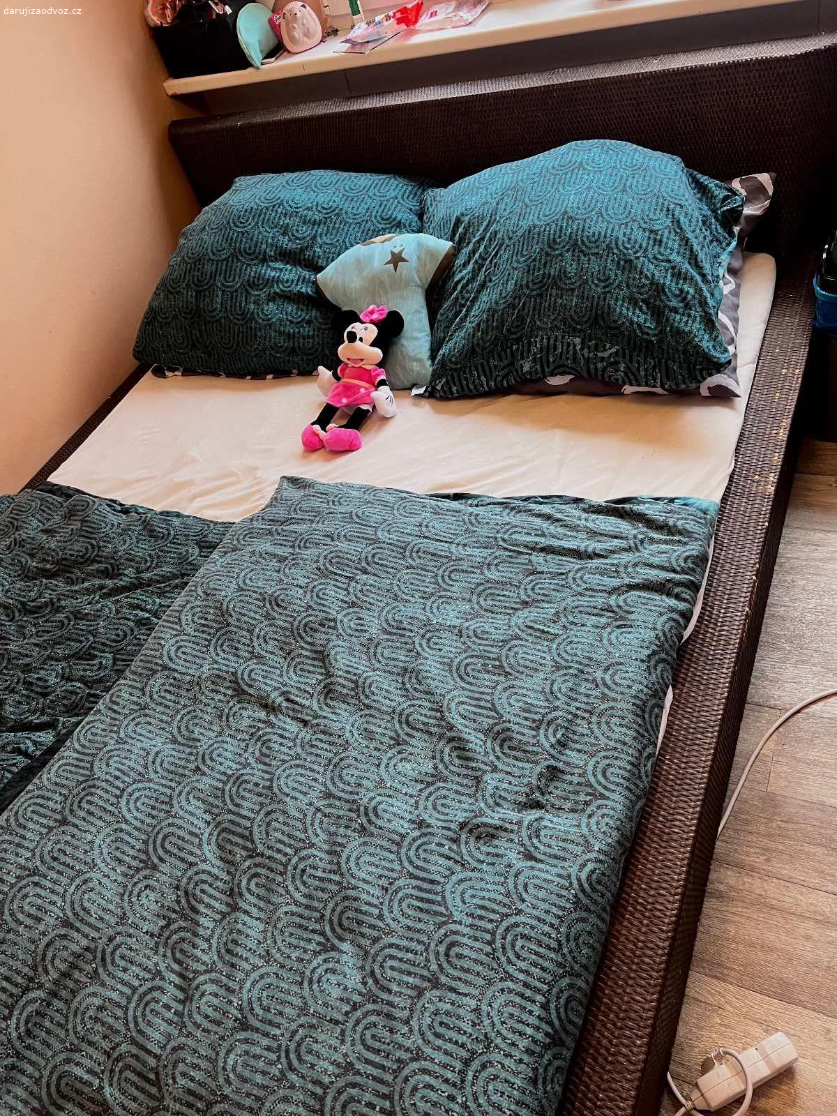 Daruji ratanovou postel. Daruji za odvoz 
Ratanová postel i s rámem 180x200, matrace pasuje 160x200, postel je velmi bytelná - po rámu se dá chodit. 
Daruji včetně roštů - BEZ MATRACE
Barva je místy oloupaná, lze přetřít. 
Připravena k odvozu - 4 větší části a 2x rošty
Kapsle na praní potěší, ale neni podmínkou. 

Praha 9 Střížkov