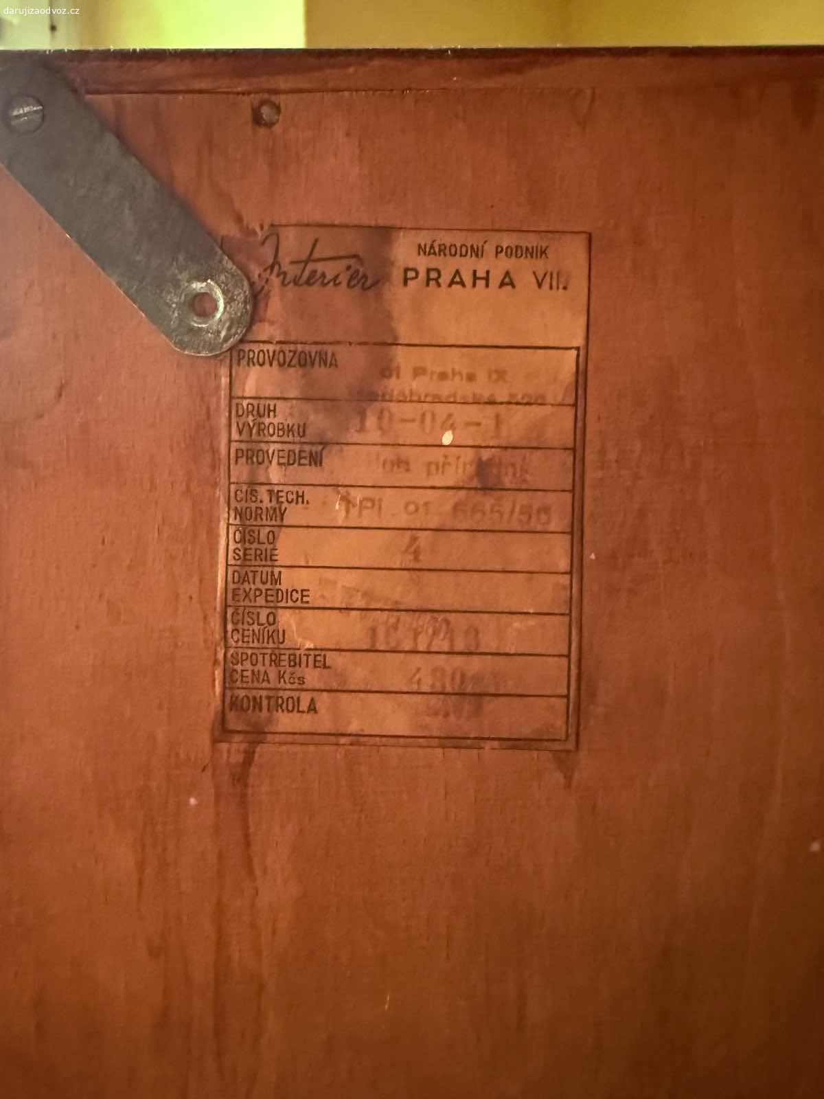 Daruji retro sestavu Interiér Praha. Originální nábytková sestava značky Interiér Praha. Komoda s barem, šuplíky, vitrínkou a navazujícími skříňky. Krásná dýha, pevná konstrukce.

Stačí důkladně omýt a může sloužit dál – ideální do retro interiéru, na chatu nebo k renovaci.

Rozměry: výška 132 cm, hloubka 34 / 45 cm, délka cca 330 cm.
Odpojitelné skříňky: 132 × 60 × 34 cm.

Vynesení: cca 10 schodů.
Možnost krátkodobého parkování přímo u domu.

Vyzvednutí v týdnu odpoledne.
Prosím pište rovnou termín, který se vám hodí a telefonní číslo, pro efektivní domluvu.