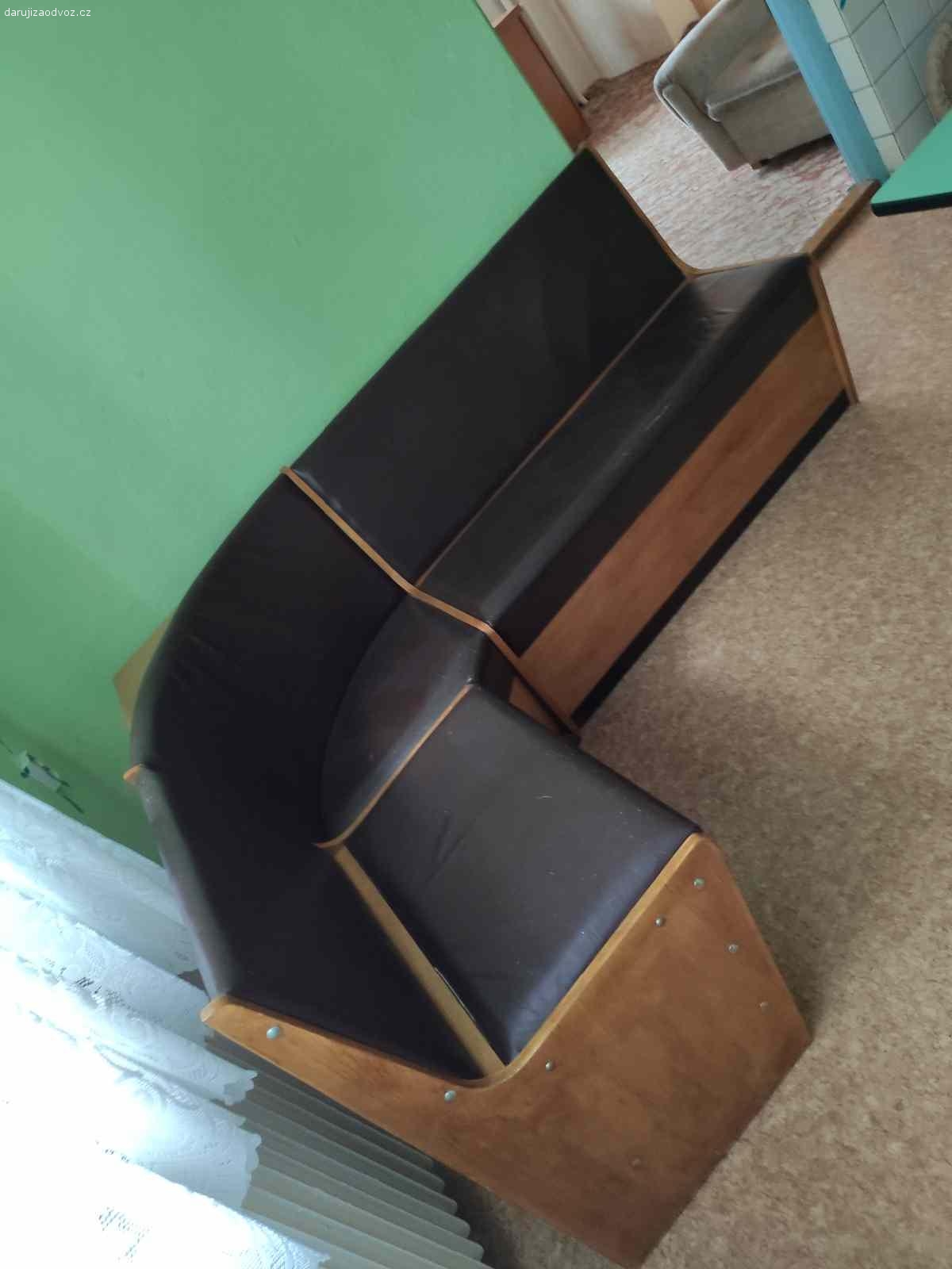 Daruji rohovou lavici. Rohová lavice potažená koženkou
Kratší část 68 cm, Delší část (s částí v rohu ) 160 cm x 50cm