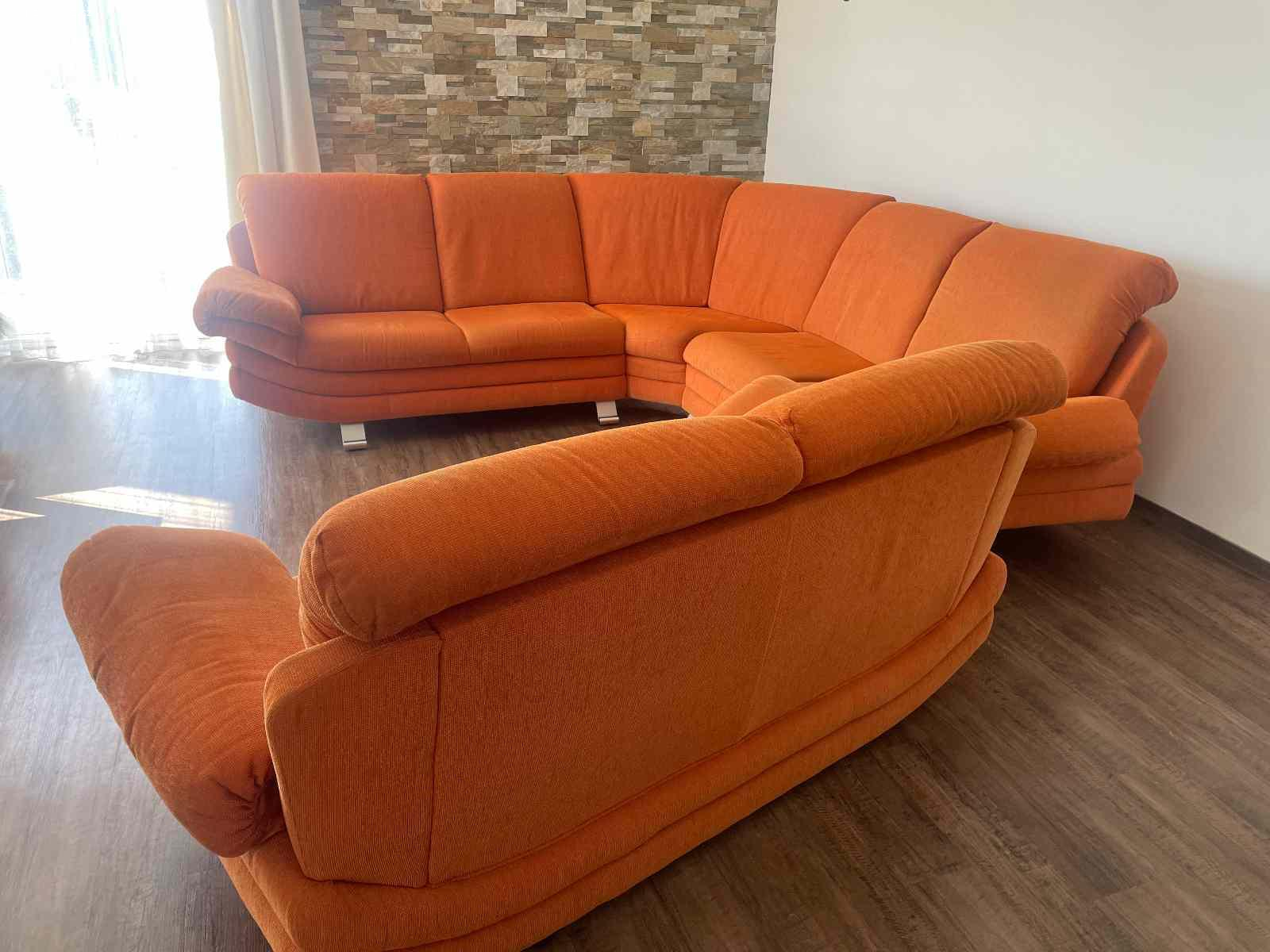 Daruji rohovou sedací soupravu + dvousedák. Prostorná oranžová sedací souprava rohová + dvousedák (možno i  zvlášť),  sedačka vyrobena v Německu, zachovalá, není poškozená.