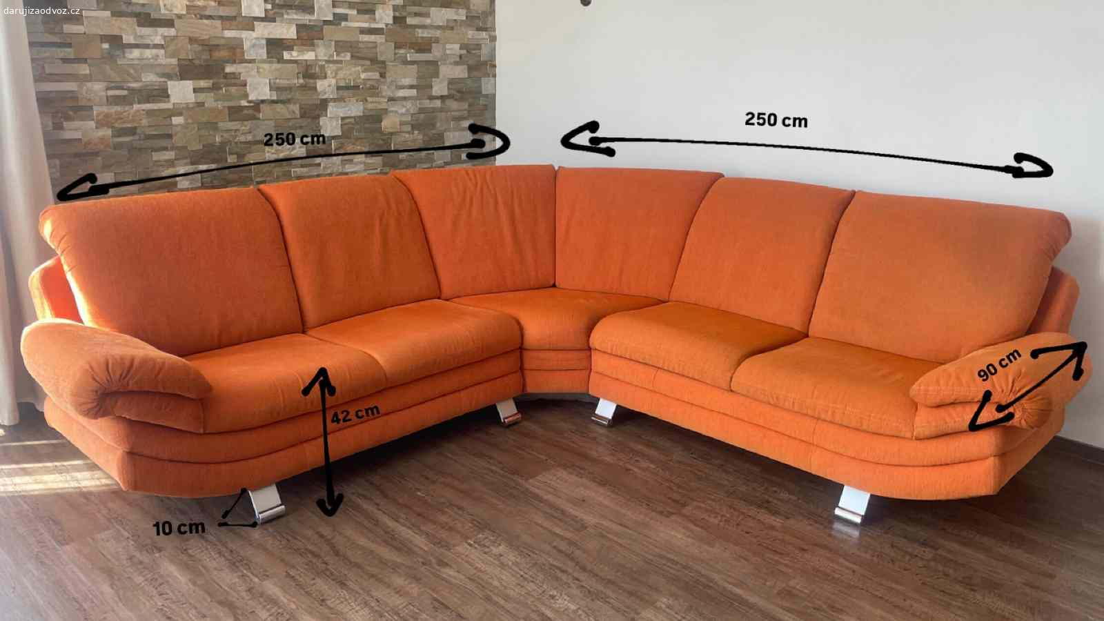 Daruji rohovou sedací soupravu + dvousedák. Prostorná oranžová sedací souprava rohová + dvousedák (možno i  zvlášť),  sedačka vyrobena v Německu, zachovalá, není poškozená.