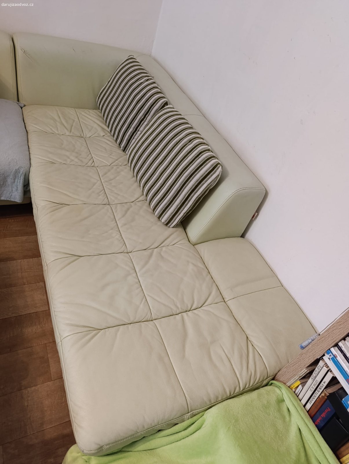 Daruji rohovou sedačku nerozkladaci. Daruji rohovou sedačku do obývacího pokoje, nerozkladaci, trochu poškozená koženka v rohu. Rozměry 3,15*2,20 m, hloubka 90 cm, svetlounce zelená. Odnos a odvoz nutný. Přízemí.