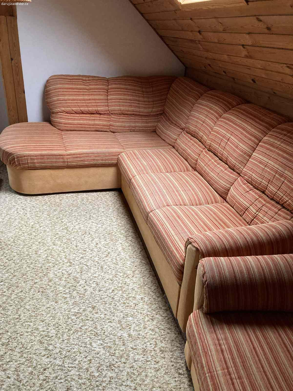 Daruji rohovou sedačku. Daruji za odvoz rohovou sedačku, vč. křesla.  Rozměr: délka-250cm, délka lenošky 185cm, šířka sedací ploch vč. opěradla 85 cm, výška - 90 cm. Křeslo je 85 x 85 cm.