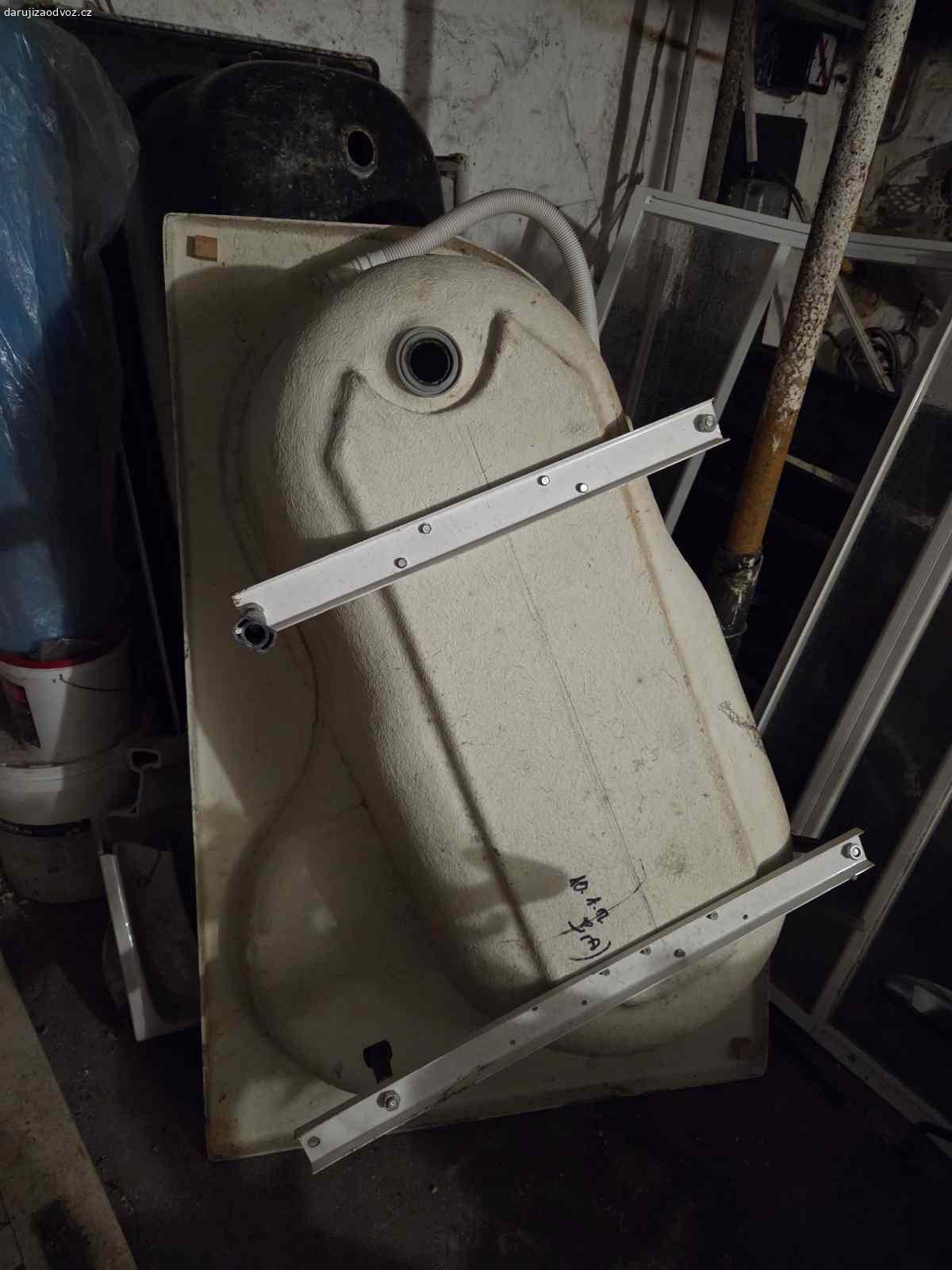 Daruji rohovou vanu za odvoz. Vana je vyvourána z koupelny.  V mistech kde byla u zdi je od silikonu. Stačí vyčistit. Nový majitel dělal rozsáhlou rekonstrukci.  Mám ji ve sklepě asi 10let a potřebuji místo. Rozměr 148x100cm. Pište SMS. Zavolám zpět