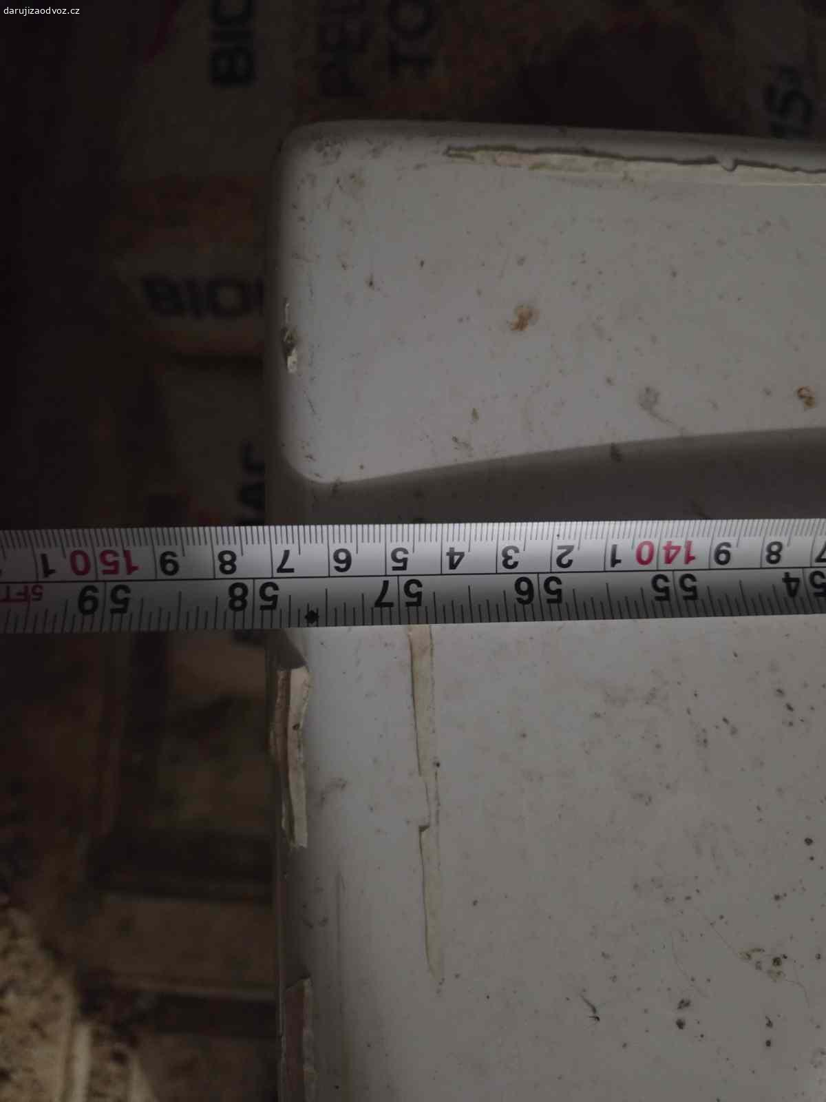 Daruji rohovou vanu za odvoz. Vana je vyvourána z koupelny.  V mistech kde byla u zdi je od silikonu. Stačí vyčistit. Nový majitel dělal rozsáhlou rekonstrukci.  Mám ji ve sklepě asi 10let a potřebuji místo. Rozměr 148x100cm. Pište SMS. Zavolám zpět