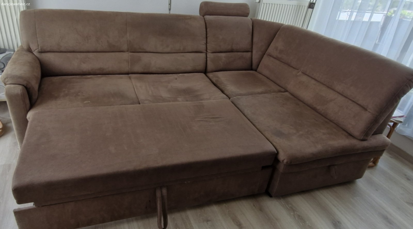 Daruji rohový rozkládací gauč s úložným prostorem. Málo používaný, v jednom místě malá oděrka.  zakoupen v r. 2021. Délka 245 cm, délka kratší strany 160 cm. 
Podmínkou je vlastní odvoz.