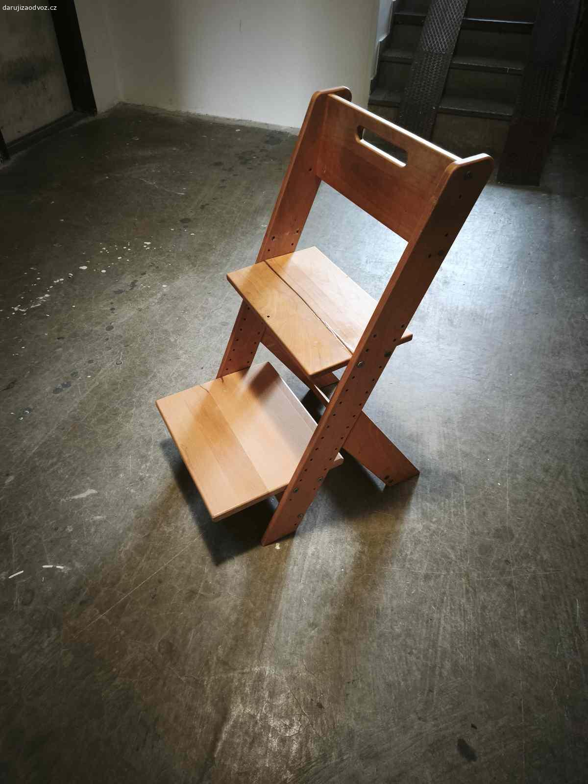 Daruji rostoucí židli pro děti. Daruji kvalitní rostoucí židli pro děti.Má prasklou horní desku,která je ale zpevněna plechem zespod popřípadě se dá vyměnit.