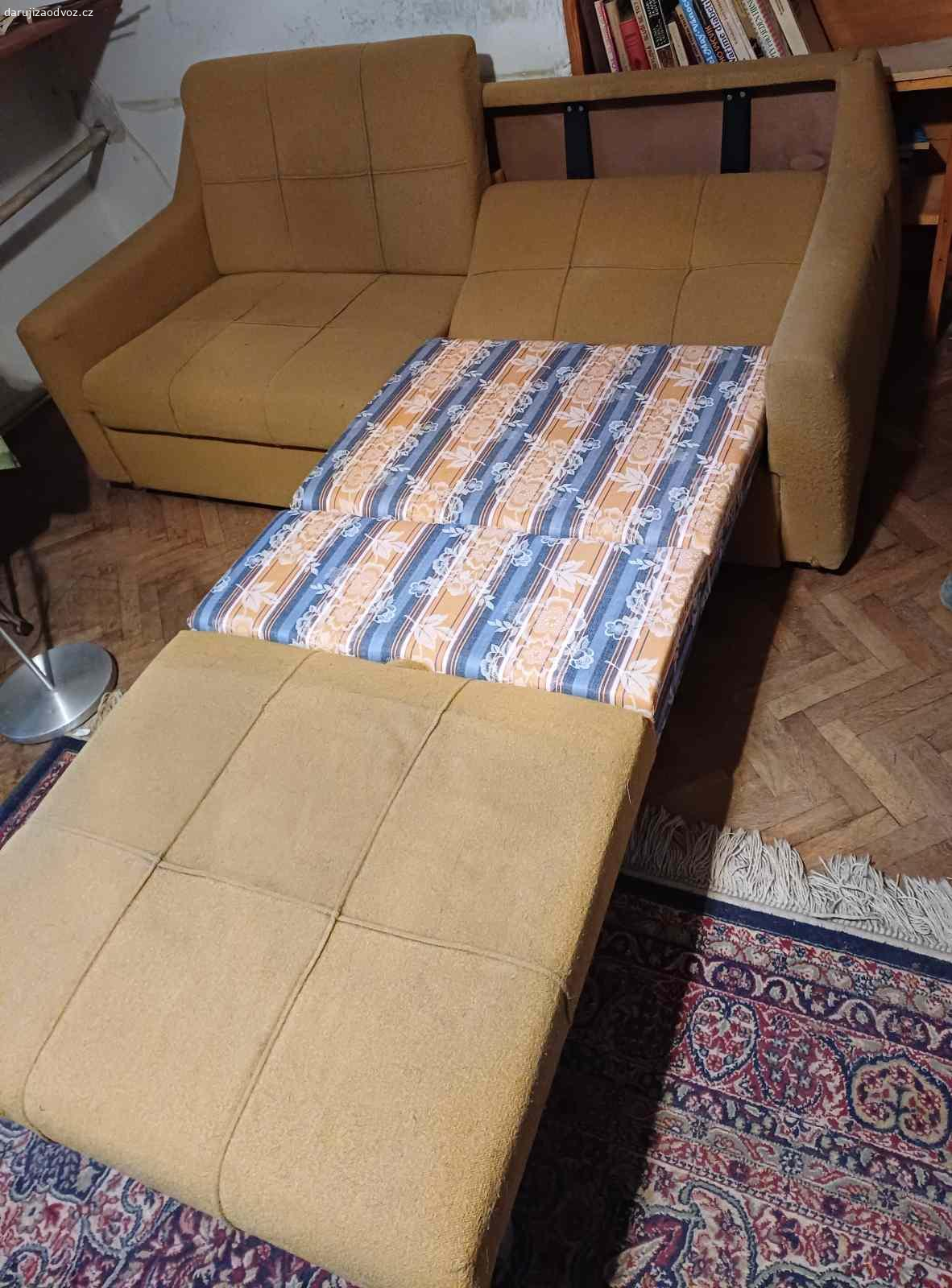 Daruji rozkádací gauč. Klacický rozkládácí gauč, dá se rozložit na dvě místa na spaní.