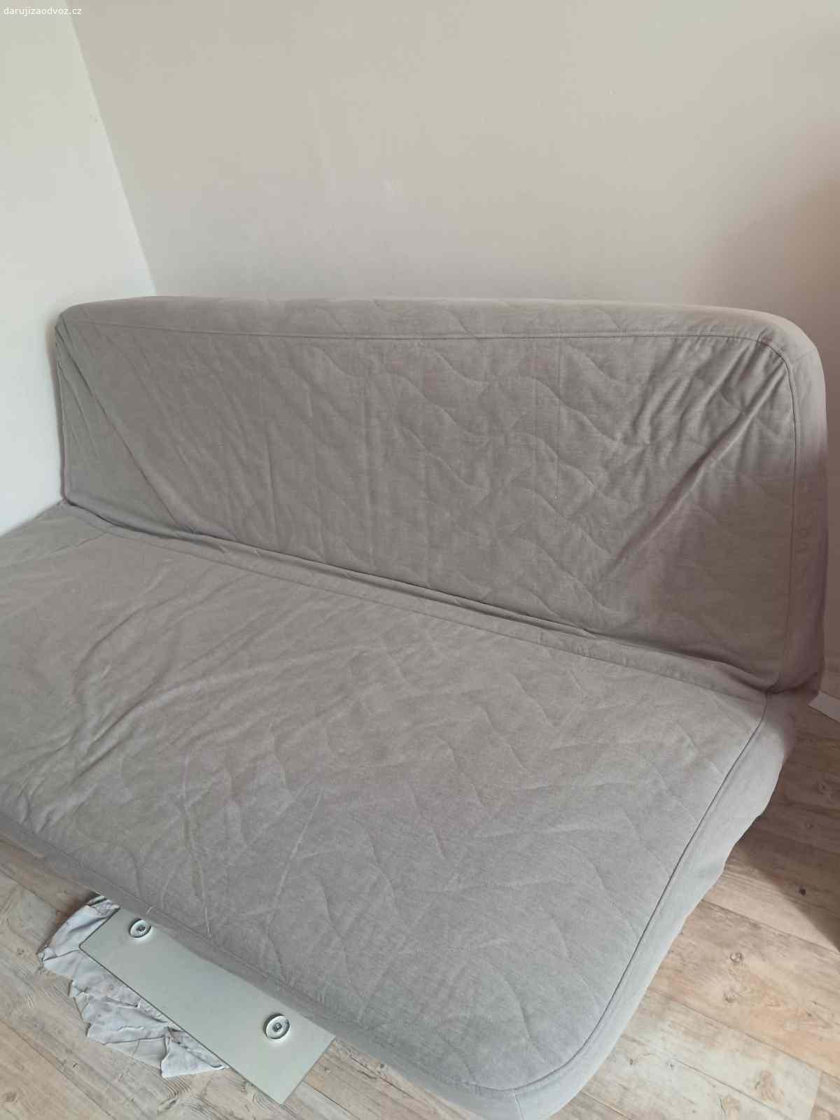 Daruji rozkládací gauč (5 let starý Ikea),a dívčí. Rozkládací gauč, zánovní a dívčí psací stůl. Do pátku 25.7.jinak budu muset odvézt na sběrný dvůr.