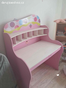 Daruji rozkládací gauč (5 let starý Ikea),a dívčí