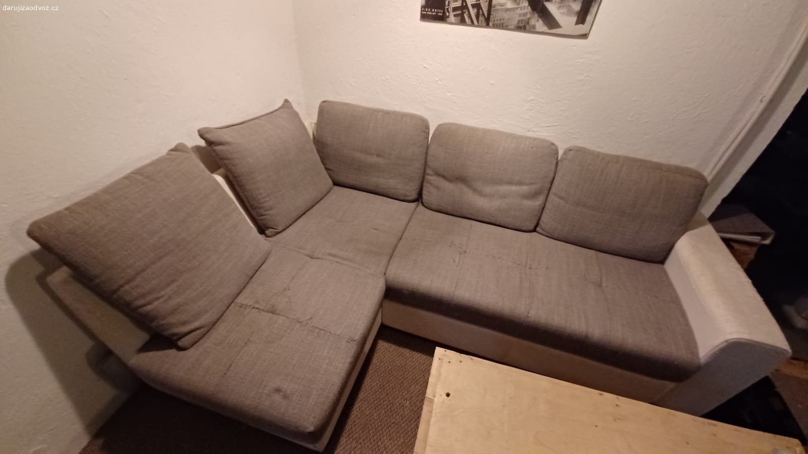 Daruji rozkládací gauč s úložným prostorem. Pohodlný rozkládací gauč s úložným prostorem, který už má to nejlepší za sebou, ale stále by mohl někomu posloužit, např. pod pergolu a podobně.

Nerezervuji.

Kdo příjde dříve, tomu daruji. Děkuji.