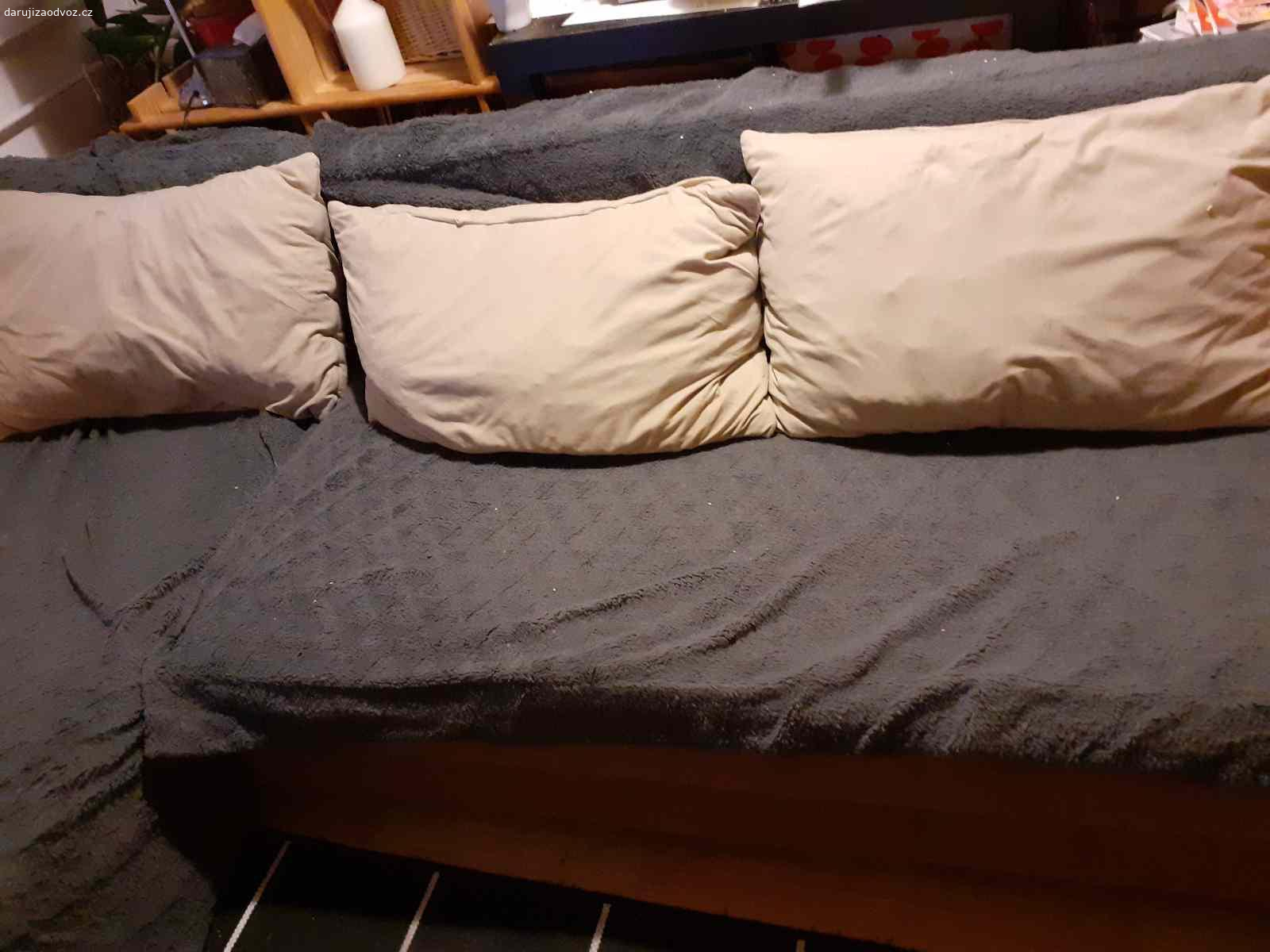 Daruji rozkládací gauč. Daruji starší rozkládací gauč s úložným prostorem...
https://jysk.cz/obyvaci-pokoj/rozkladaci-pohovky/rozkladaci-pohovka-s-lenoskou-hampen-sedy-potah/barva-dubu

Sem tam je nějaký flek, mám na něm šedé deky, mohu věnovat také.