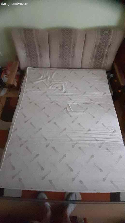 daruji rozkládací gauč. daruji použitou ale zachovalou rozkládací sedačku s masivními područkami. Na chalupě či chatě ještě několik let poslouží. Rozměr d.184 cm, v.90 cm, hl.85 cm. Výška sedací části 40 cm, hl.45 cm, v.opěradla 60 cm. Rozměr lehací části š.140 cm, d.170 cm. Po dohodě klidně dovezu za úhradu PHM