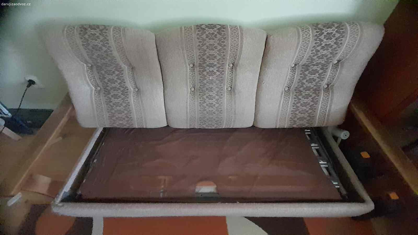 daruji rozkládací gauč. daruji použitou ale zachovalou rozkládací sedačku s masivními područkami. Na chalupě či chatě ještě několik let poslouží. Rozměr d.184 cm, v.90 cm, hl.85 cm. Výška sedací části 40 cm, hl.45 cm, v.opěradla 60 cm. Rozměr lehací části š.140 cm, d.170 cm. Po dohodě klidně dovezu za úhradu PHM