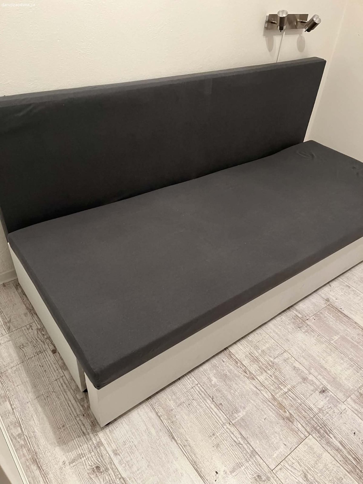 Daruji rozkládací gauč. Daruji rozkládací pohovku s úložným prostorem.

Rozměry:

Šířka: 190 cm
Výška: 76 cm
Hloubka: 85 cm
Spací plocha: 190/140 cm