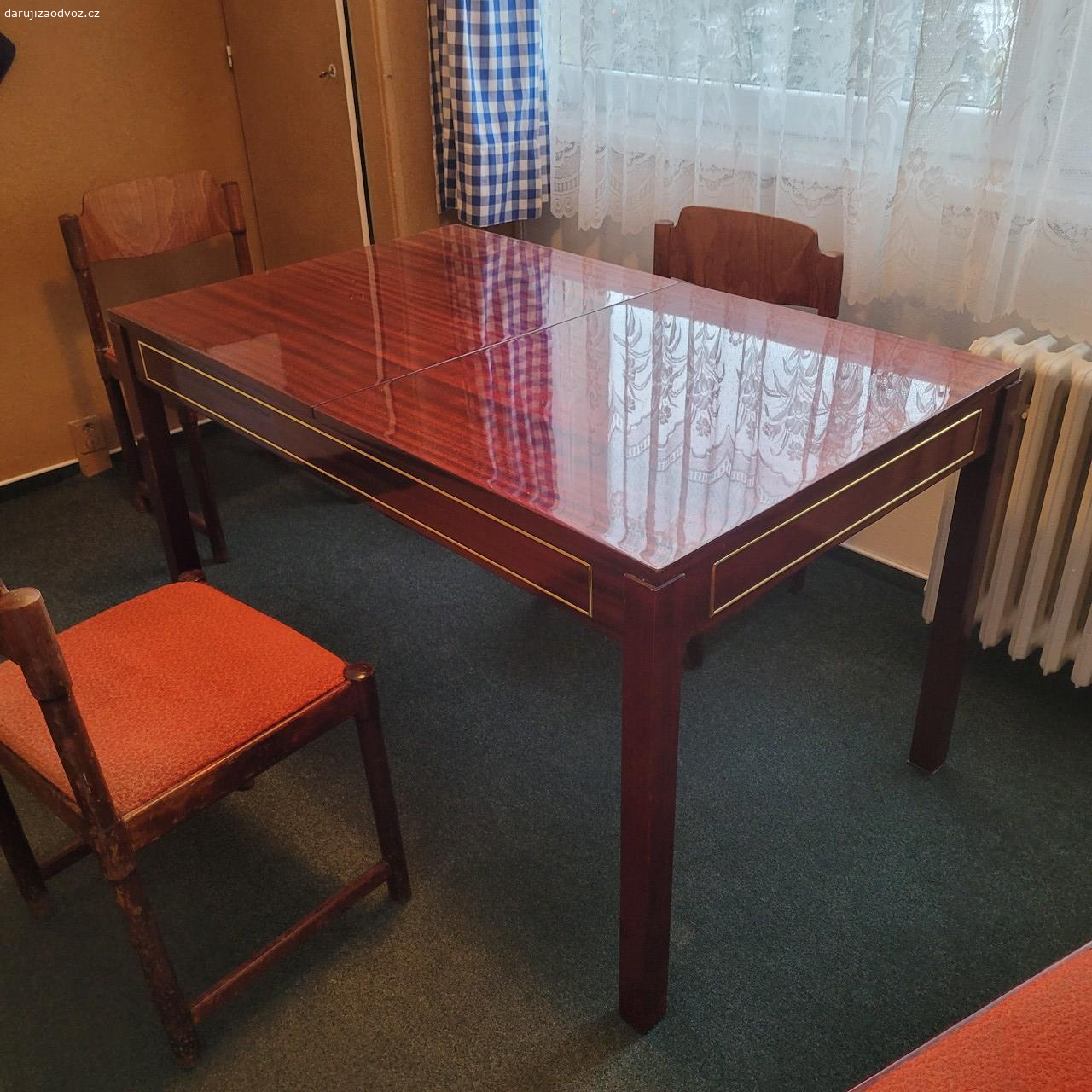 Daruji rozkládací jídelní stůl. Daruji dřevěný rozkládací jídelní stůl se 6 židlemi. Rozměry: šířka 130 (170) cm, hloubka 55, výška 75 cm. Osobní odběr v Ústí nad Labem.