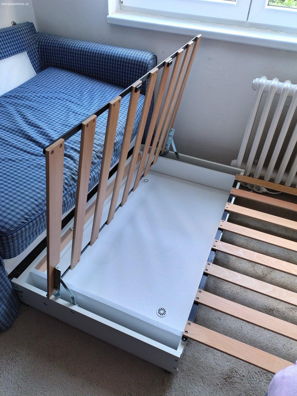 Daruji rozkládací pohovku. Rozkládací pohovka IKEA. Rozměry šířka 150 cm, výška 90 cm, hloubka 87 cm. Velikost lůžka 120 cm x 200 cm. Pod roštem je úložný prostor. V dobrém stavu, místy světlejší barva vybledlá od slunce. Zdarma za odvoz. Brno.
Vlastní odvoz a odnos nutný.